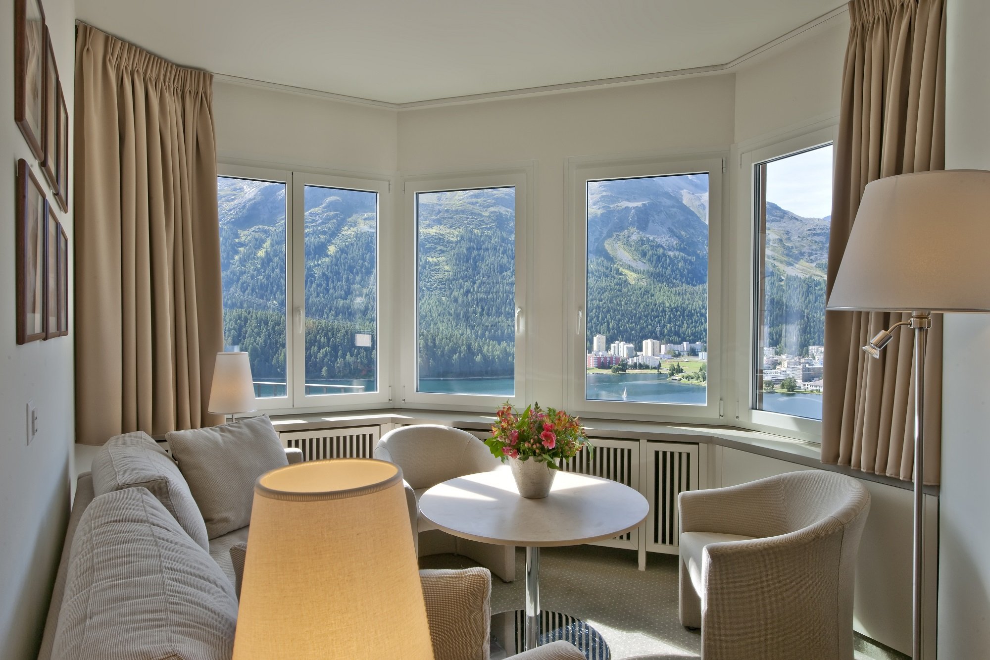 Hotel-Schweizerhof-St.Moritz-Zimmer-Junior-Suite-Seeblick.jpg