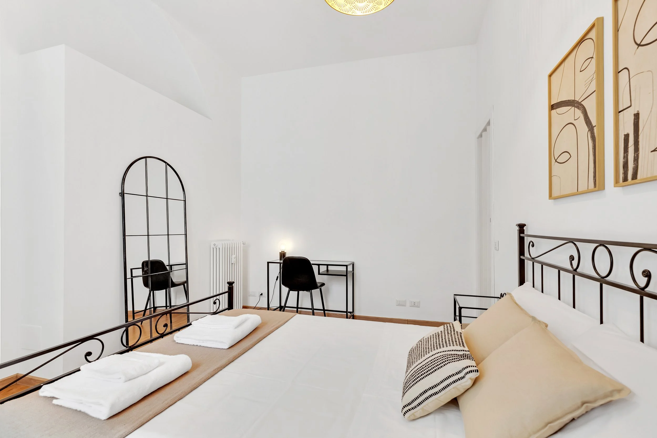 camera con specchio e scrivania.jpg