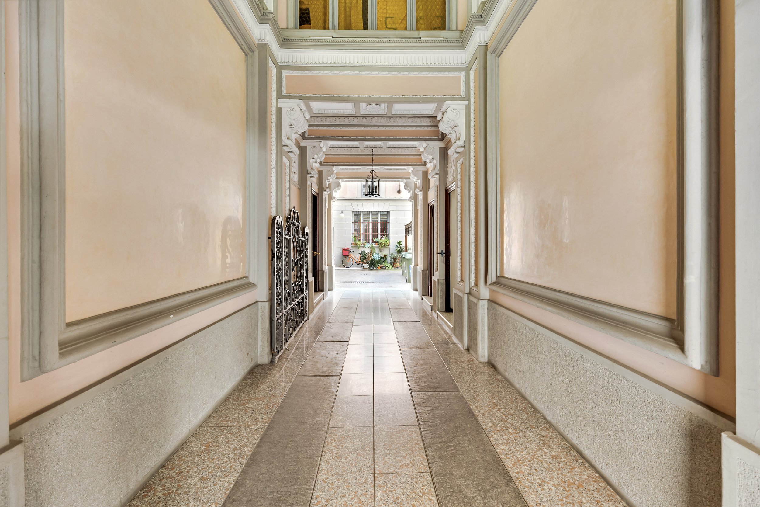 ingresso palazzo.jpg