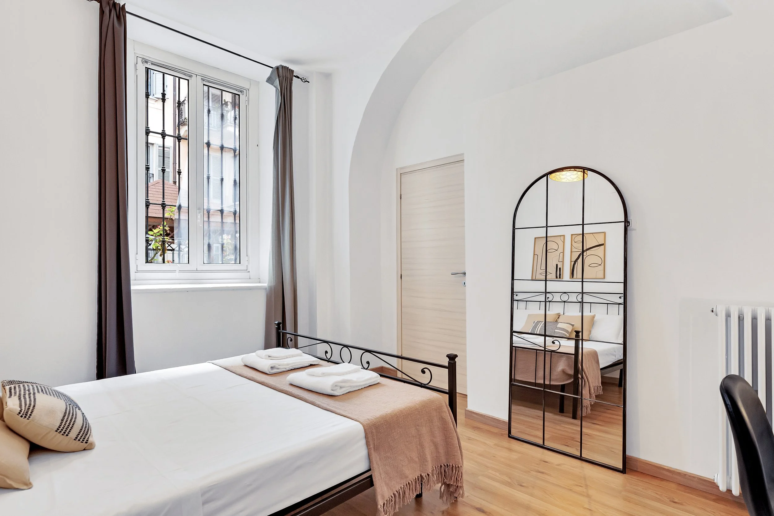 letto e specchio.jpg