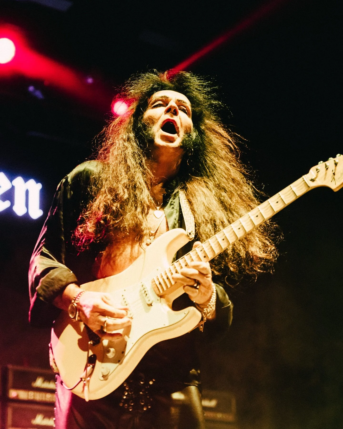 El virtuoso guitarrista sueco Yngwie Malmsteen desat&oacute; una tormenta de neocl&aacute;sico y velocidad en Santiago, demostrando que su guitarra sigue siendo fuego puro. Un show cargado de t&eacute;cnica, actitud y pura pasi&oacute;n por el shred.
