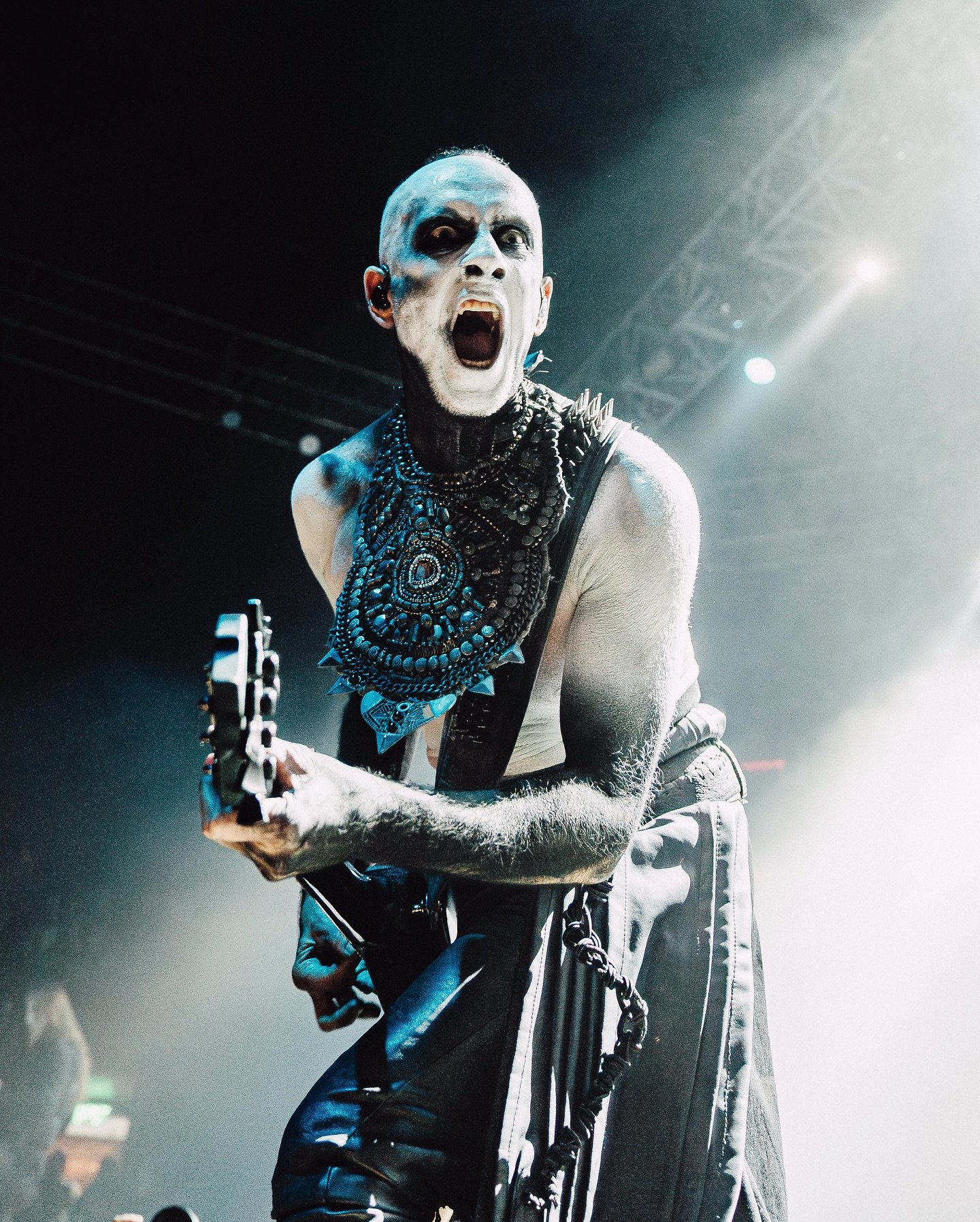 🔥 El @teatrocaupolican fue testigo de un ritual implacable: @behemothofficial desat&oacute; toda su oscuridad en Chile dentro de su gira &ldquo;The Unholy triniti&rdquo; con los legendarios @deicideband. Una noche &eacute;pica producida por @chargol