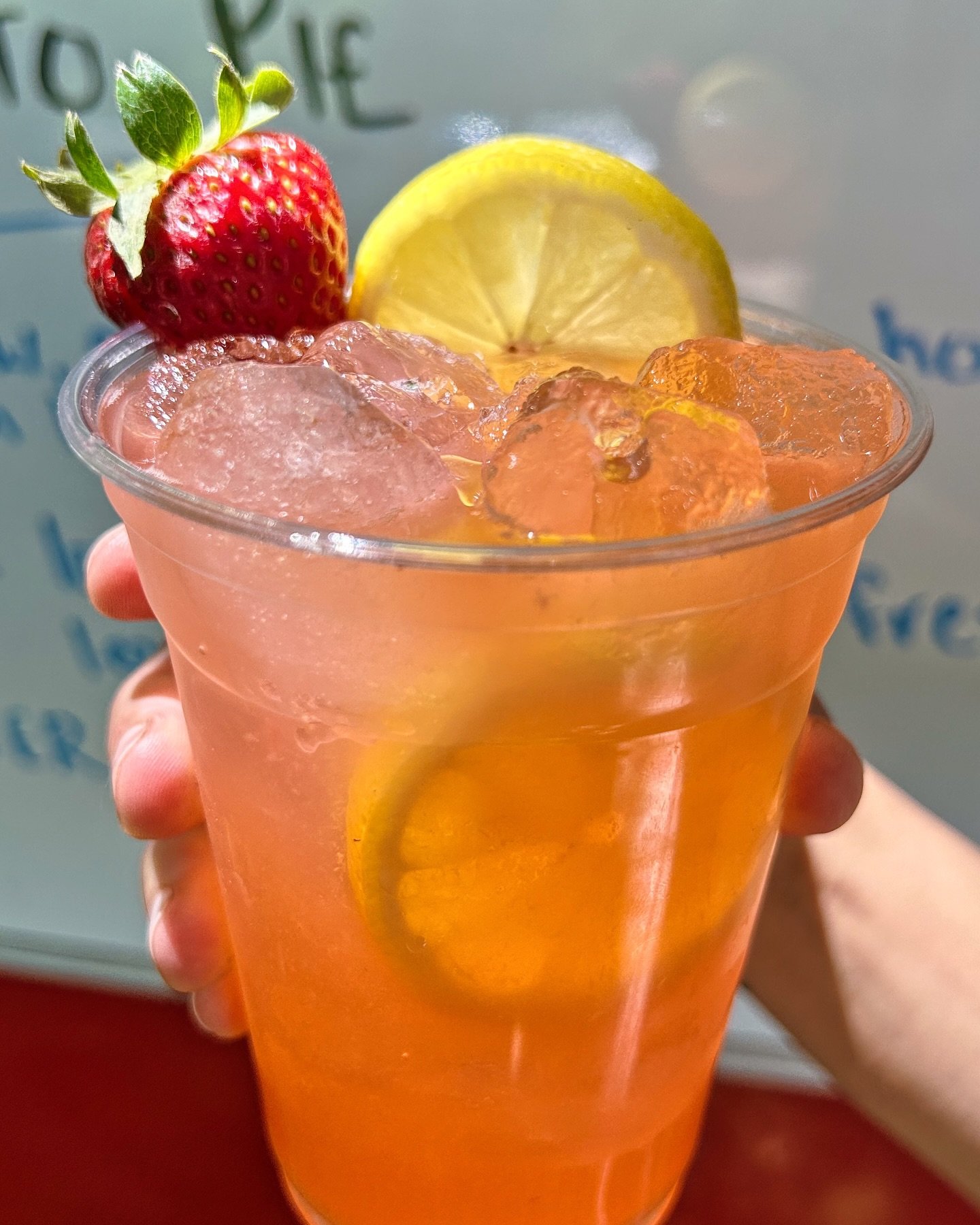 🍓 🍋 Come see us this weekend in Ponca for a refreshing strawberry lemonade 🍋 🍓 
We make our strawberry syrup with ripe, juicy strawberries. It truly tastes like childhood in a cup!

#buffalonationalriver