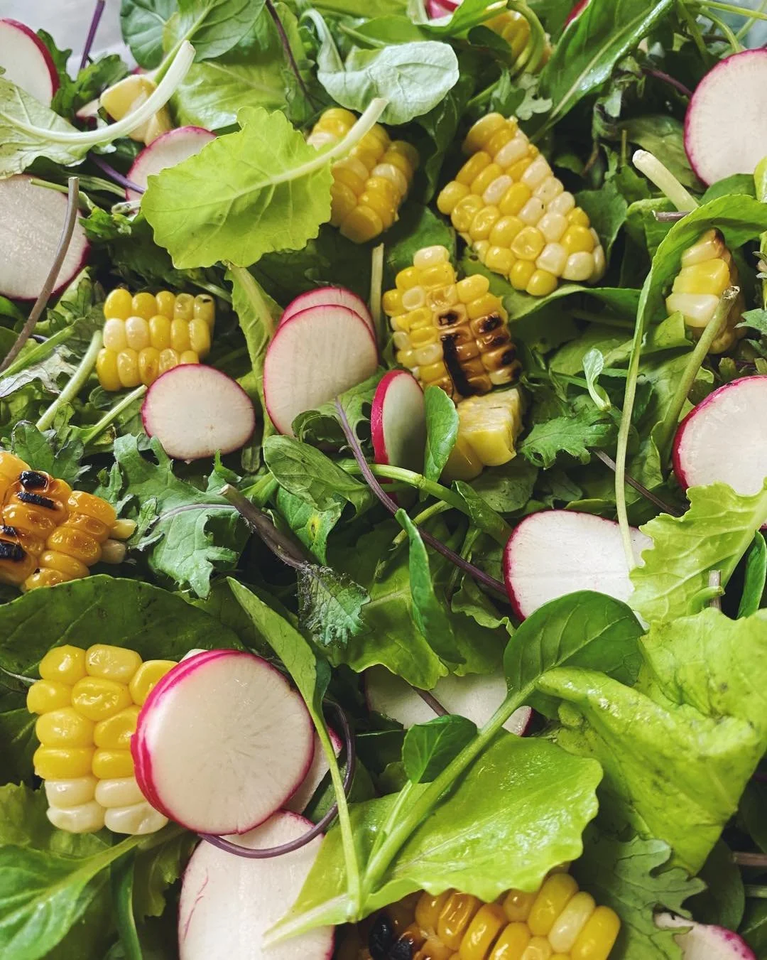 🥬 You can taste the difference when the greens are this fresh&mdash;sourced just down the road from the @villinesfarm &amp; onto a wedding table last weekend. 

🩷 Simple, but it stole a few hearts. If you have an event coming up, I&rsquo;d love to 