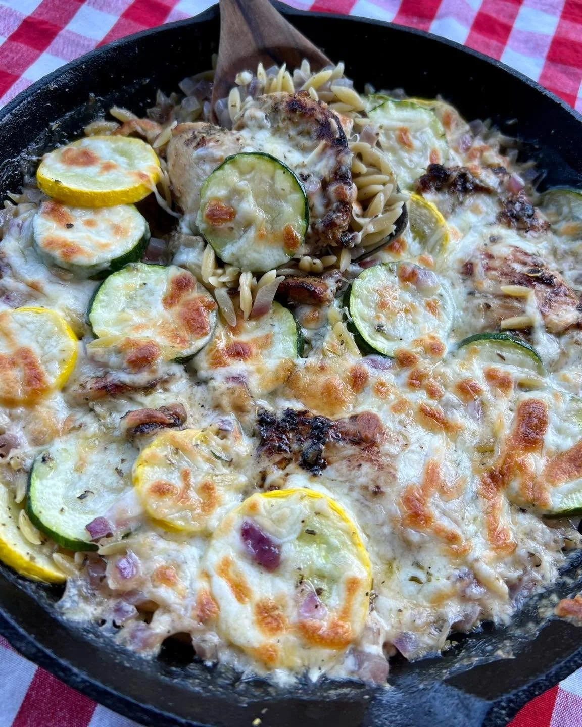 🌿A cozy dish has joined the Vacaytering menu! 

🌿Chicken &amp; Zucchini Orzo&mdash;tender chicken thighs, roasted squash &amp; zucchini, fresh herbs &amp; melty mozzarella folded into warm orzo.