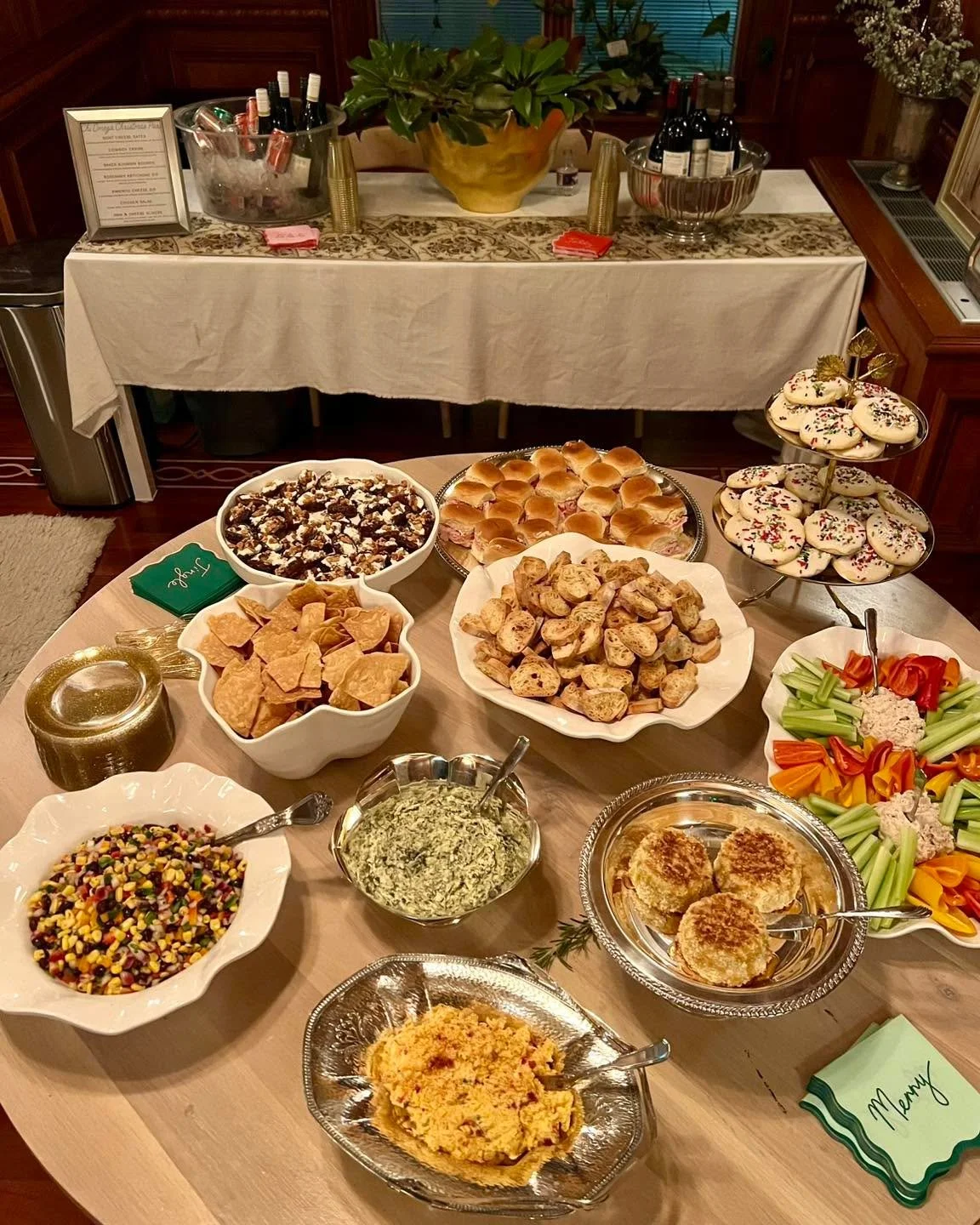 ❤️ What a full circle moment! As a Chi O alumna, I had the honor of catering the NWA Chi Omega Alumni Christmas party. It was a beautiful evening filled with good company &amp; light bites. 

💛 "To be womanly always; discouraged never."