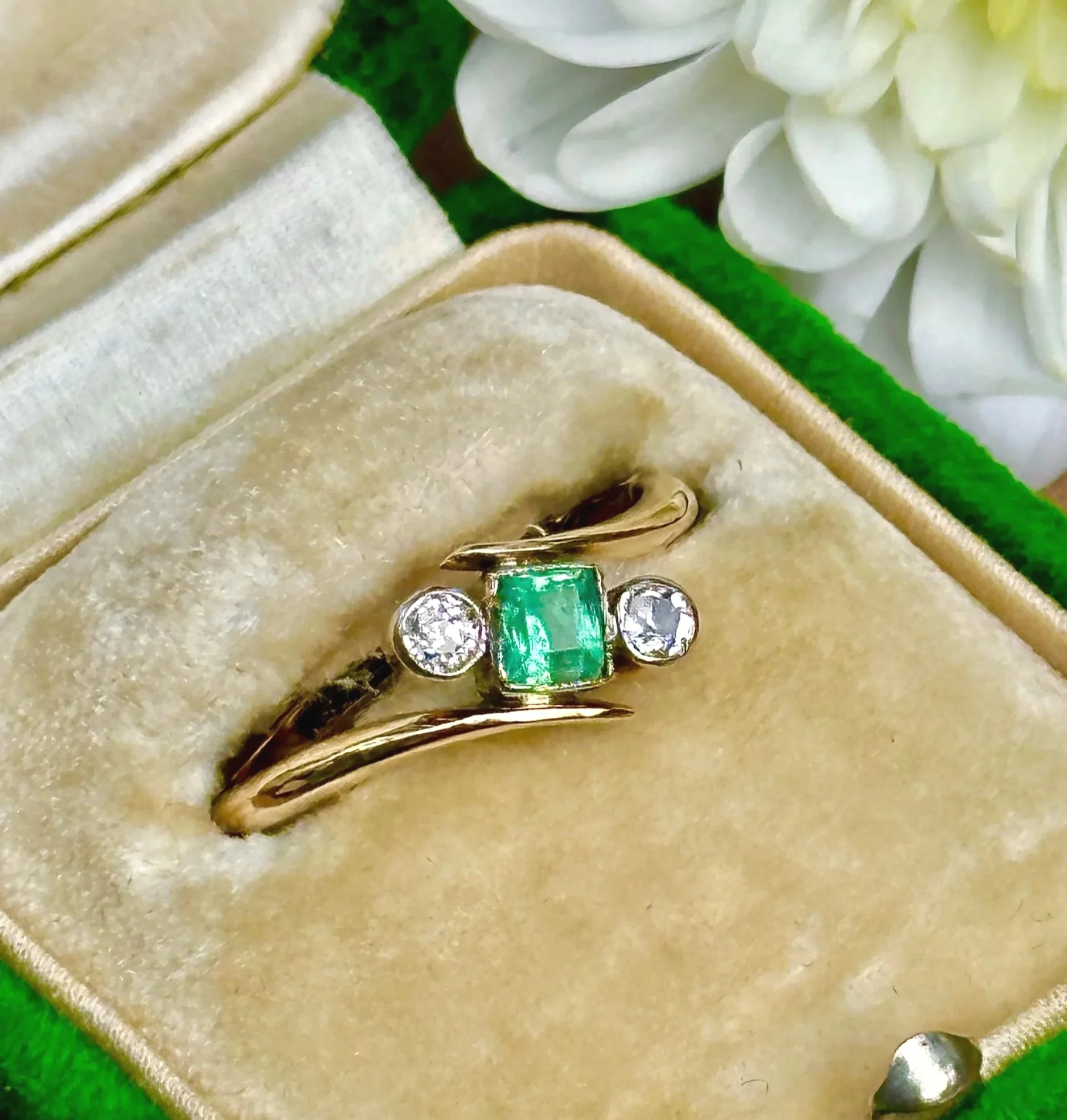 Vintage 18ct Gold Emerald and Diamond Trilogy Ring Size O