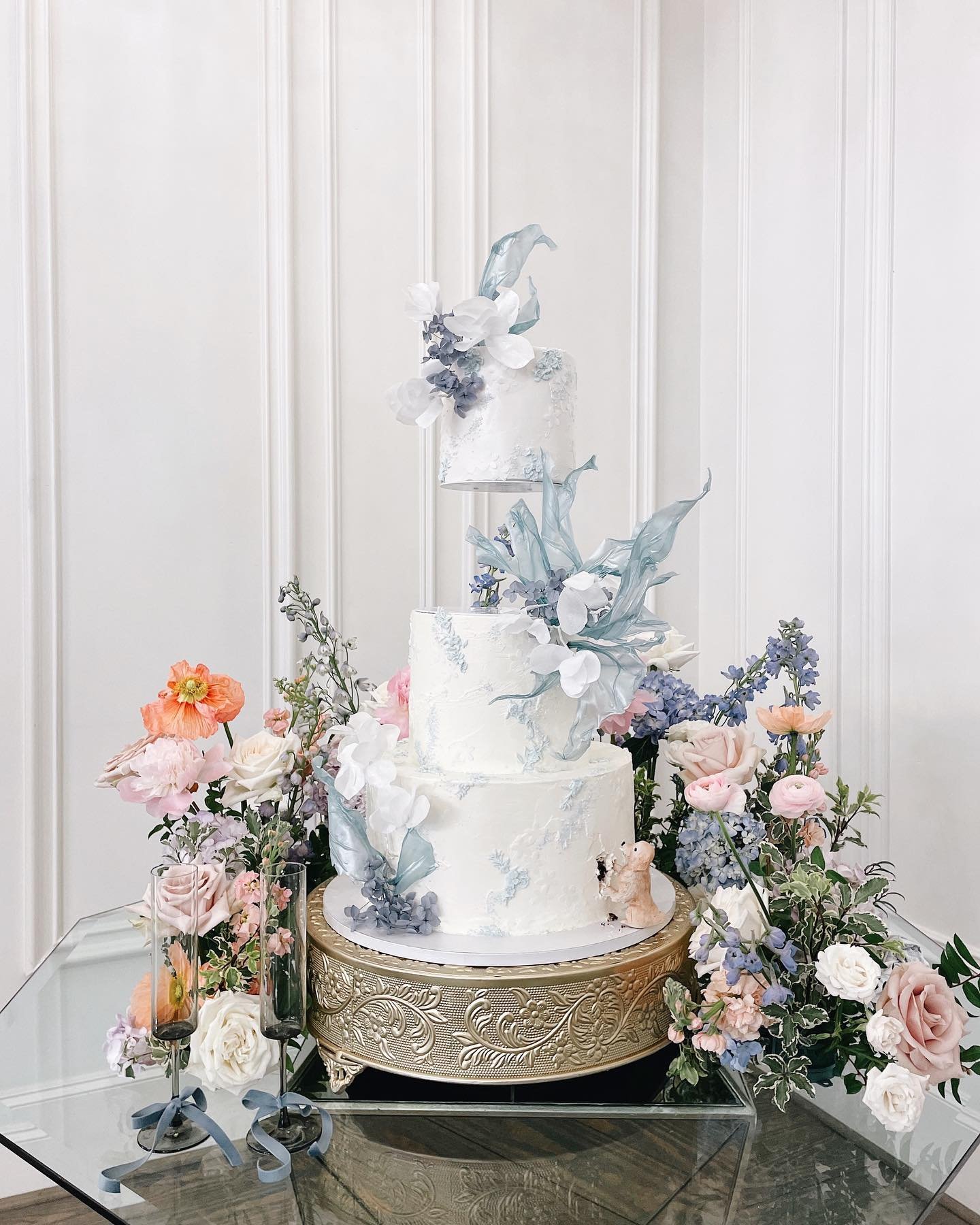 For Mariyen and Gilian 🕊️ Congratulations 🥂.
.
.
.// #tieredcake #weddingcakes #ricepaper #floatingtiercake #thatsdarling #houstonweddings #sweetcreations