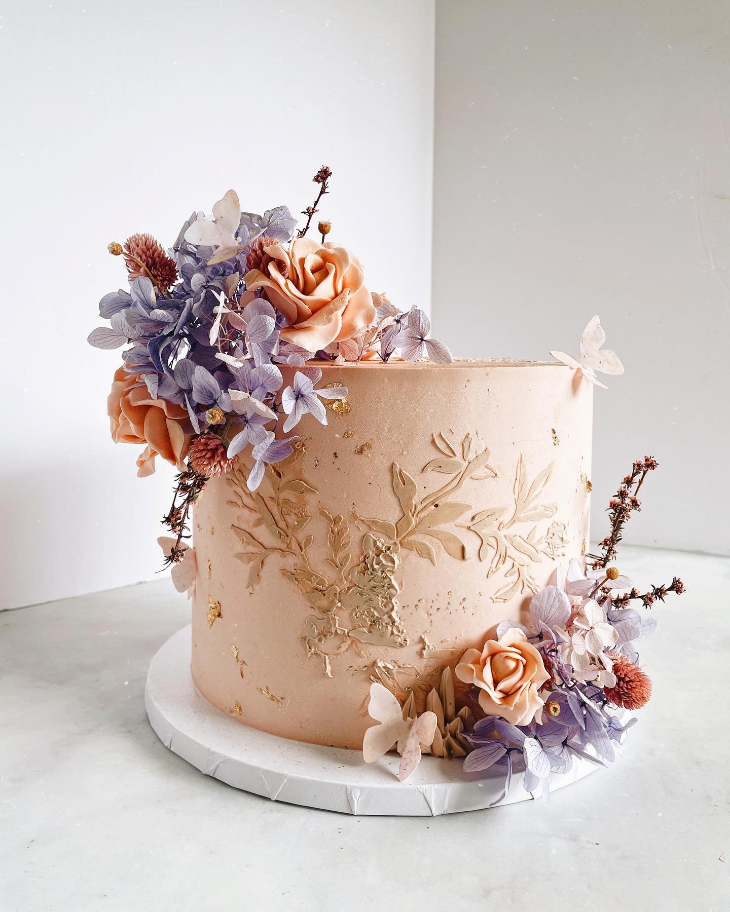 Peach and lavender 🌾 .
.
.
.// #cakedesign #driedflowers #fondantflowers #imprintedbase #thatsdarling #houstoncakes #sweetcreations