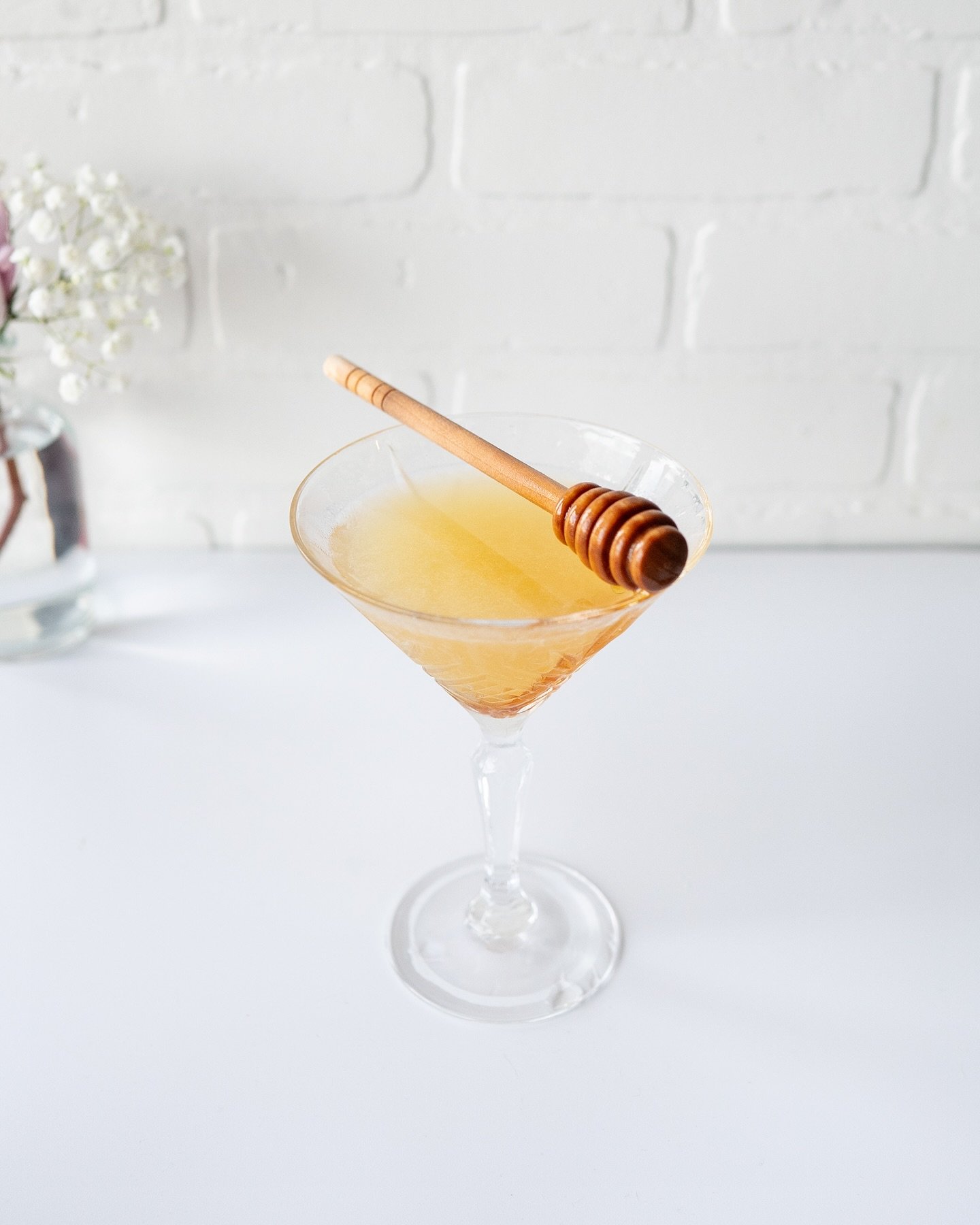 The Luna De Miel is a delicate blend of fresh pressed lemon 🍋 and wildflower honey 🍯 perfect for the fall season! 🍁 Now served @fridaskitchenbcs