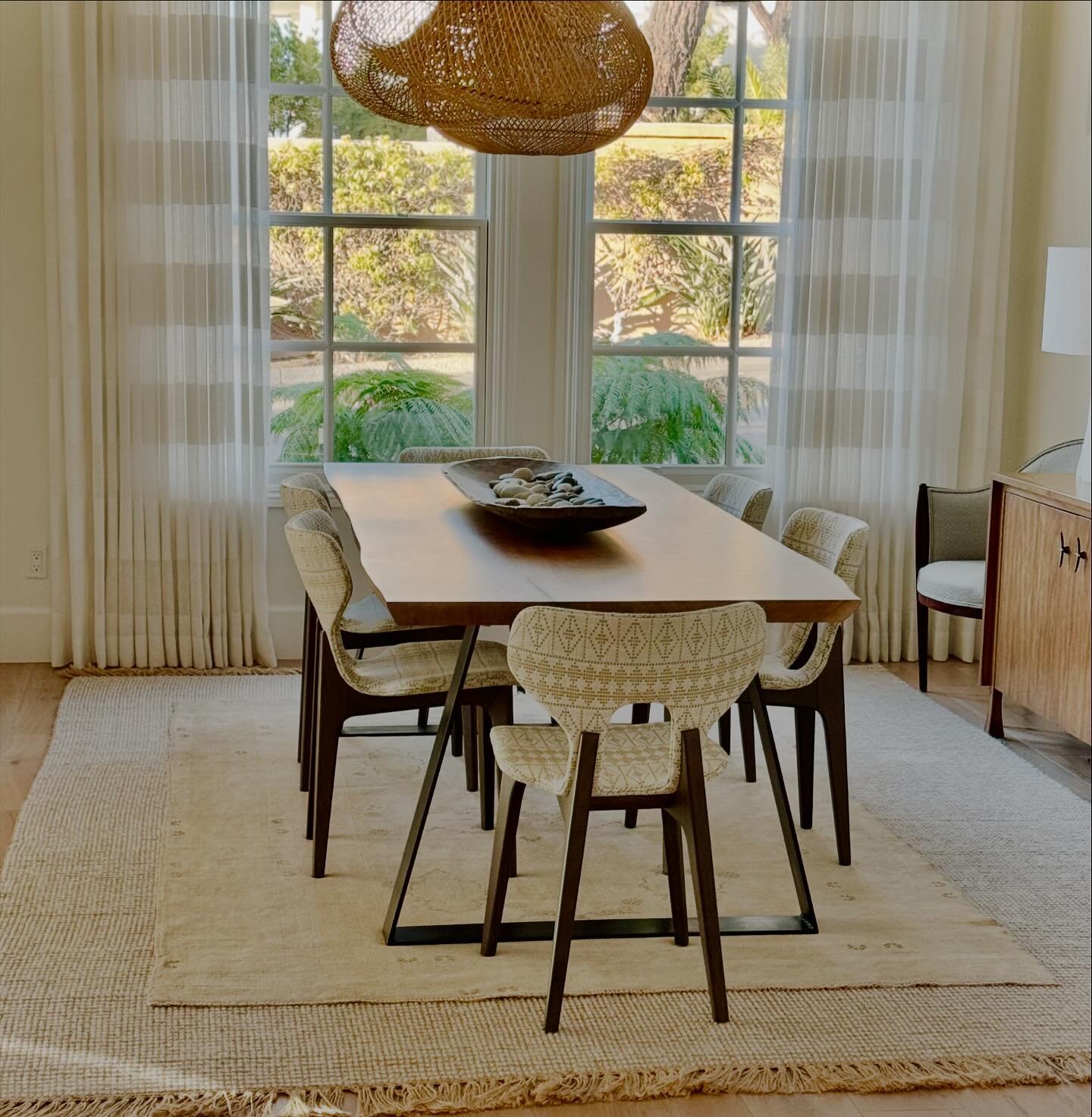 The dining room is ready for holiday gatherings. #leanecoleinteriordesign