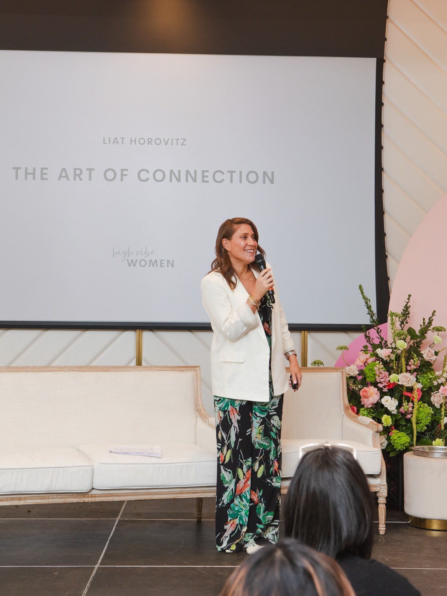 Last week I took the stage to deliver my favorite keynote: &ldquo;The Art of Connection&rdquo;. 

It wasn&rsquo;t a lecture. 
It was an experience.

In front of 200 people at @highvibe.women , I shared my cheat sheet for building results-driven conne