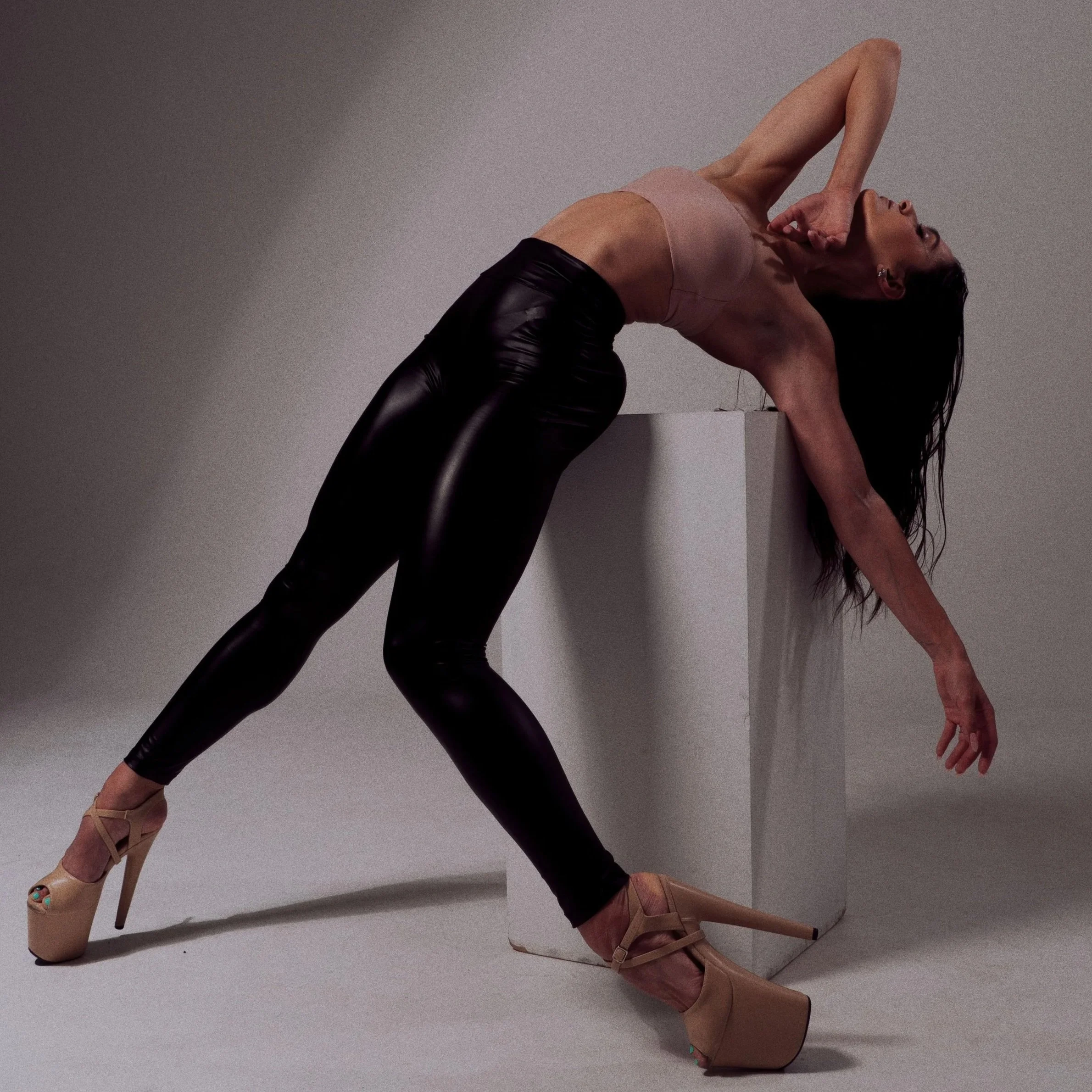 pole dance training online, pole flow classes online, pole flow dancer