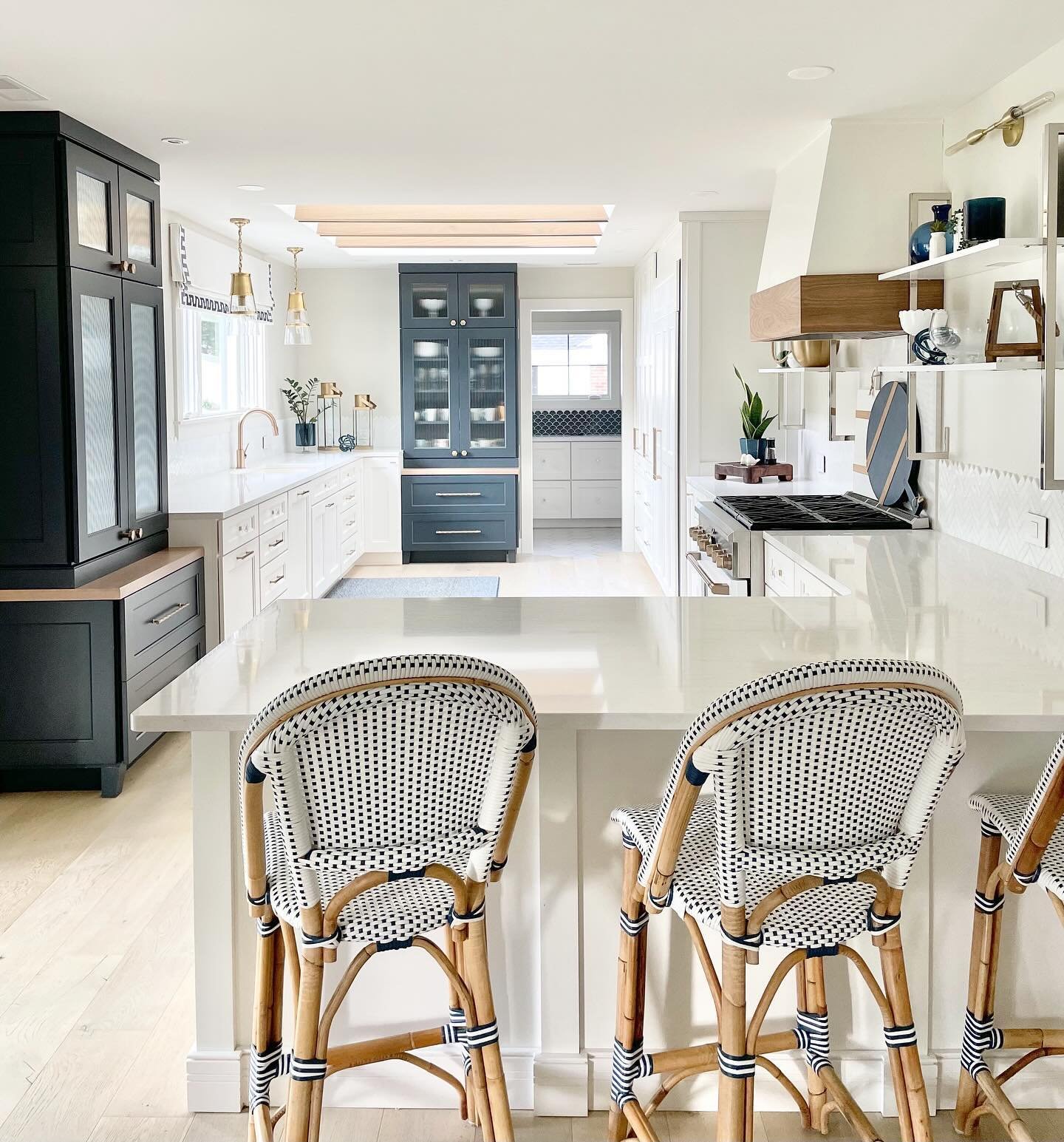 &mdash;&mdash;&mdash;&gt; Scroll to see the original kitchen
Just a few thoughts here &hellip; thankful for the kitchen layout we created, thankful for no wall cabinets/uppers, thankful I went with the navy hutches (I almost didn&rsquo;t go navy!) an