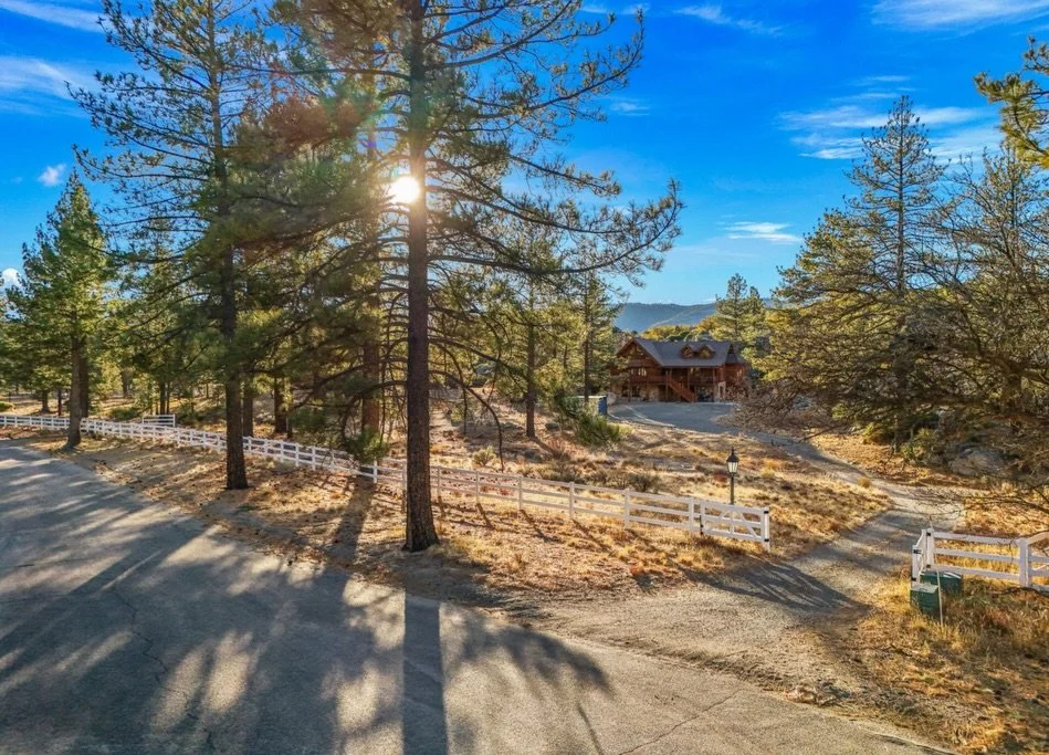 🌟✨ Just Listed ✨🌟

Where in Southern California can you find a 5+ acre ranch-style property surrounded by pines, horse trails, and privacy?
Garner Valley delivers. 🌲

4 bedrooms
4 bathrooms
3,746 sq ft
5.36 acres
Three stories
Custom log cabin
Han