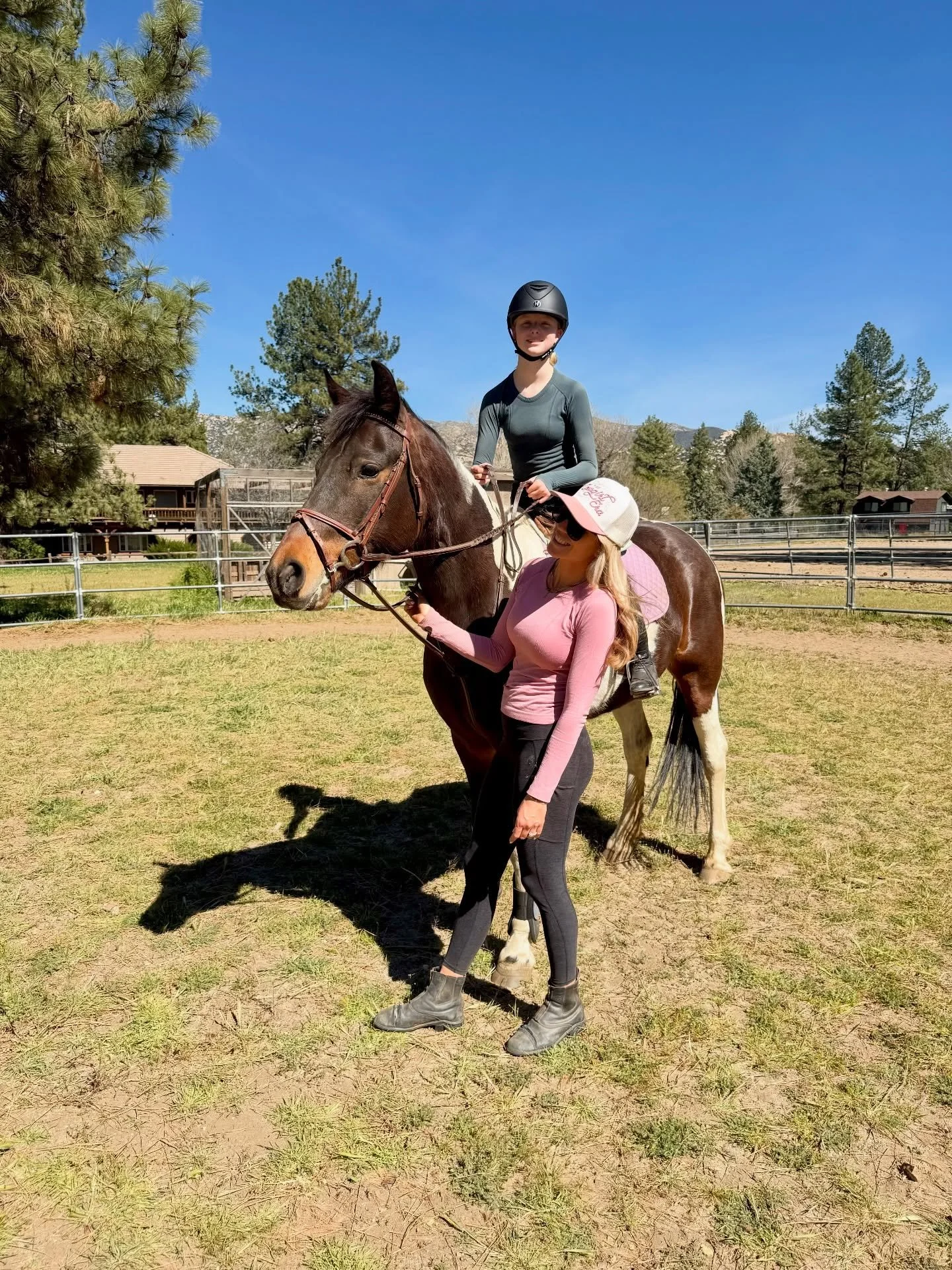 At the barn with our new horses and honestly&hellip; this is what life is all about 🤍🐎

Fresh air, wide open space, and the kind of lifestyle you just can&rsquo;t find in the city. Mountain living hits different when your mornings start like this.
