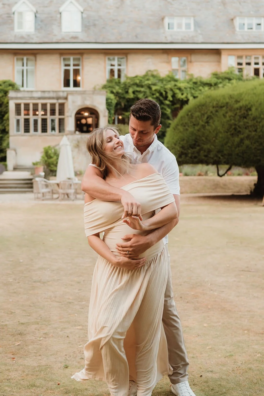Cotswolds-outdoor-maternity-photographer-R&B-3.jpg