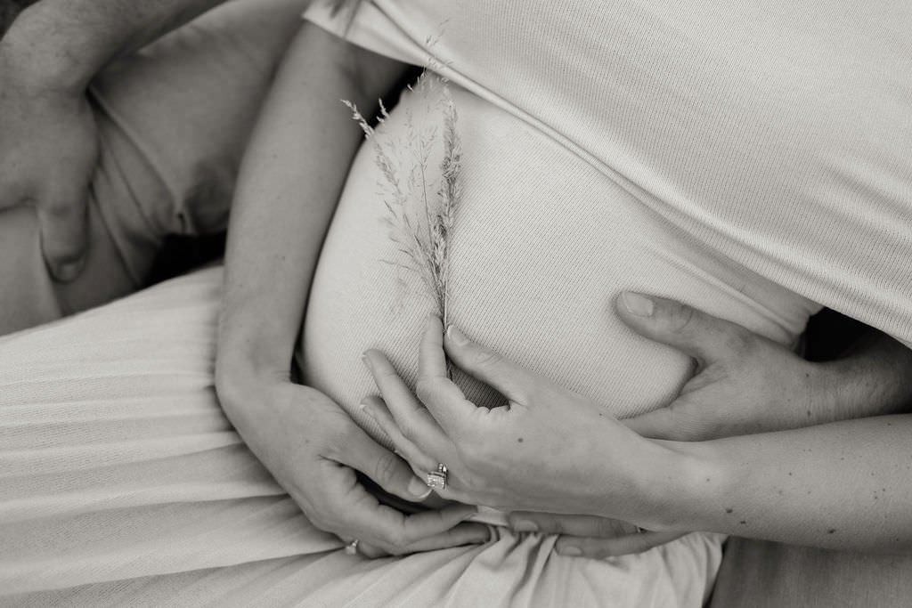Cotswolds-outdoor-maternity-photographer-R&B-82.jpg