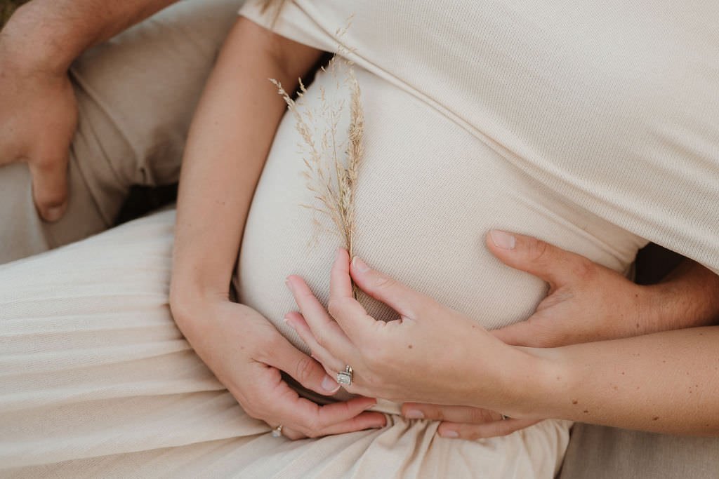 Cotswolds-outdoor-maternity-photographer-R&B-81.jpg