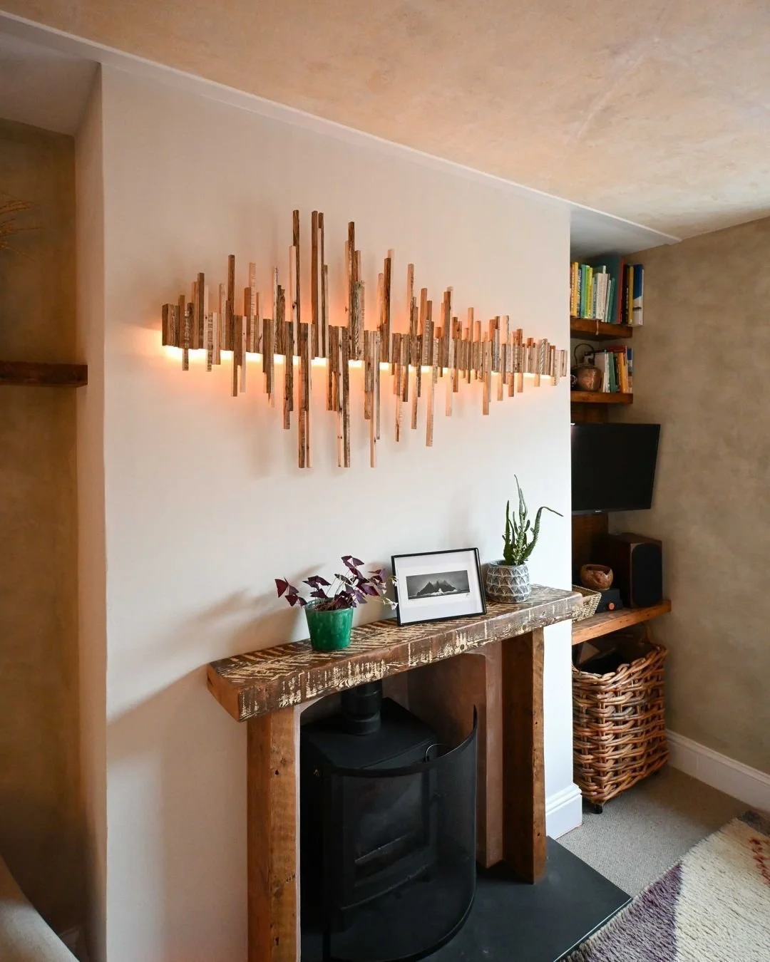 So excited to share this sound bite wall lamp, the first chord from our favourite song; Hiatus Kaiyote - Nakamarra. We'd love to make you one too, great for a loved one. Get in touch with your requirements to get booked in - we're taking orders for c