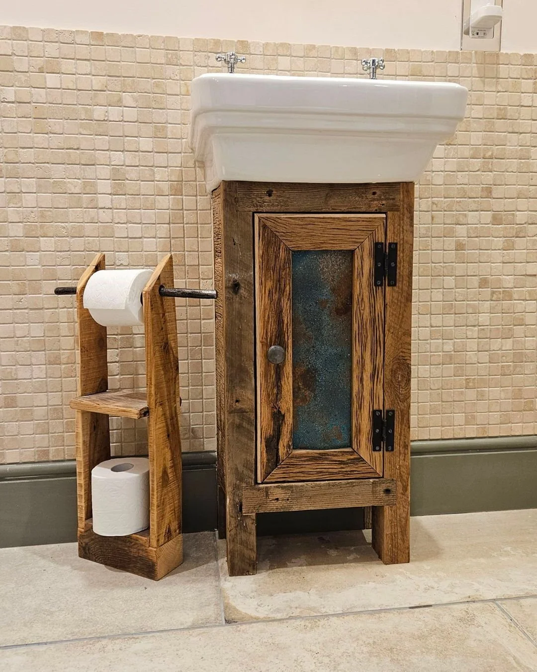 Copper patina and #reclaimedoak mini unit with freestanding toilet roll holder. Love how it's #rustictexture pairs with our clients green skirting boards.