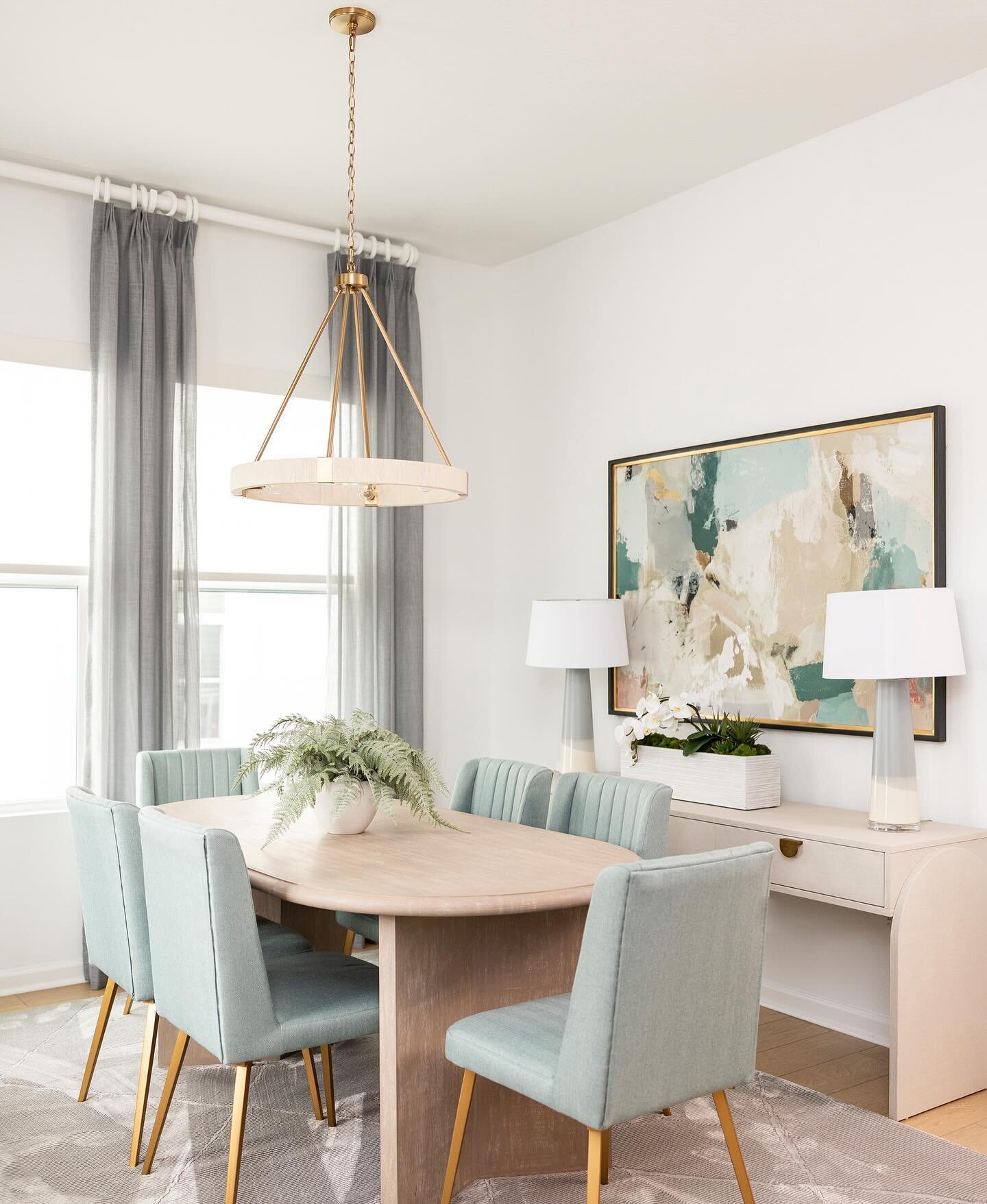 When the room hits at all the angles&hellip; #ACIxCELEBRATION

Creating a space that is continually flowing involves harmonizing pathways with colors, finishes, patterns, and textures. Take this #ACIstyled dining room, for example, where we blended s