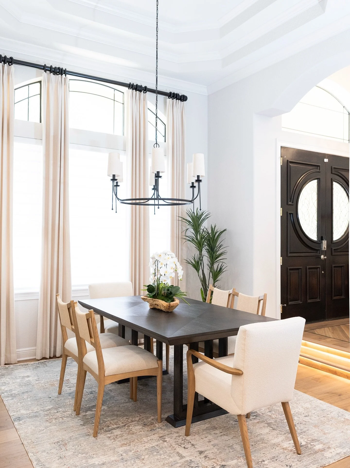 ✨Hot take: The dining room is making a comeback.✨
We&rsquo;re seeing families crave a dedicated space to gather, share meals, and create intimate moments&hellip; away from the chaos of the open-concept great room.

And let&rsquo;s be clear&hellip; 📺
