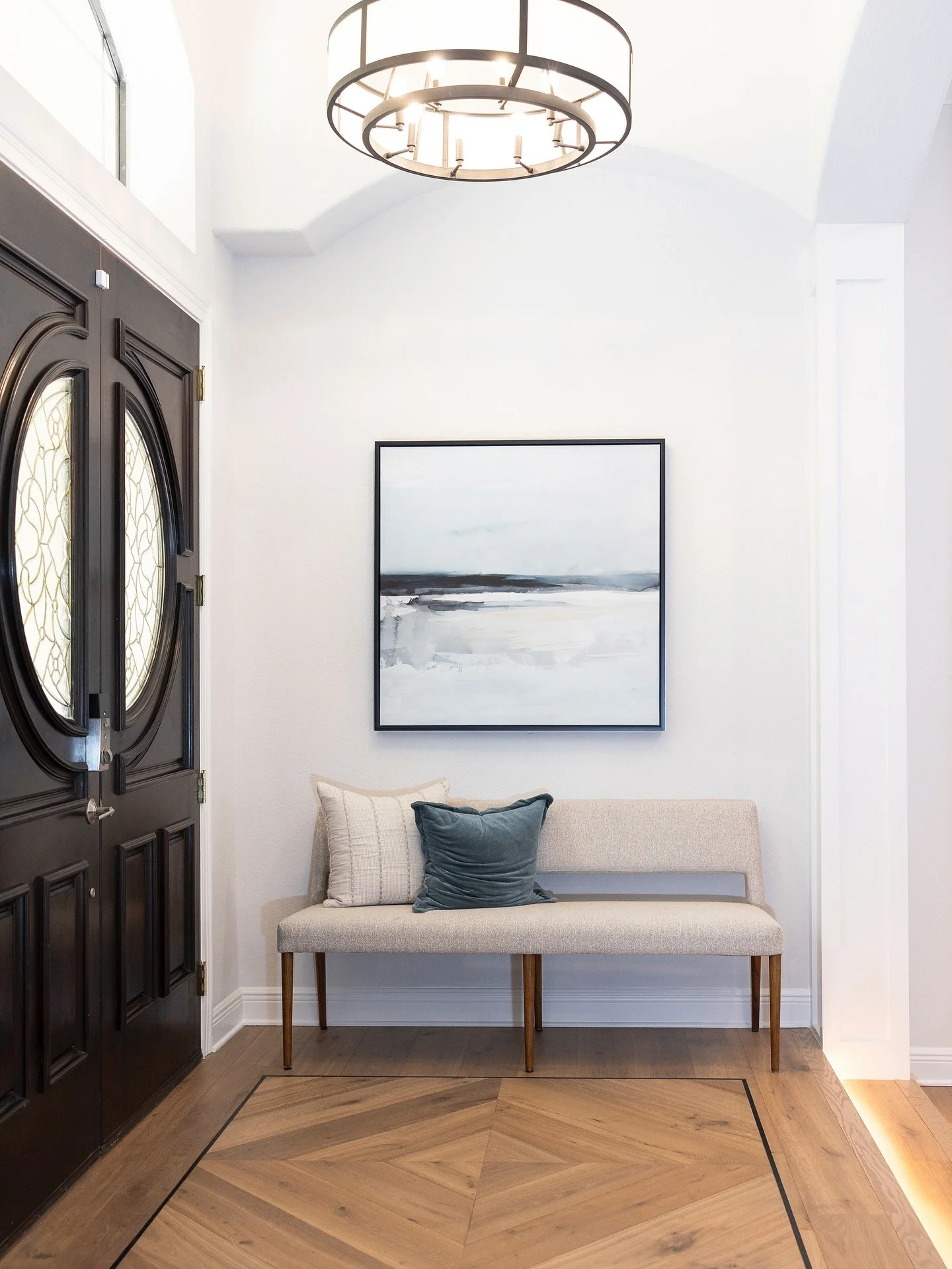 Your entryway is your home&rsquo;s first impression&hellip; make it unforgettable. ✨ With intentional scale, proportion, and creative detailing, we transformed this foyer from dated to dreamy. 

&mdash;&gt; A custom floor inlay defines the space, whi
