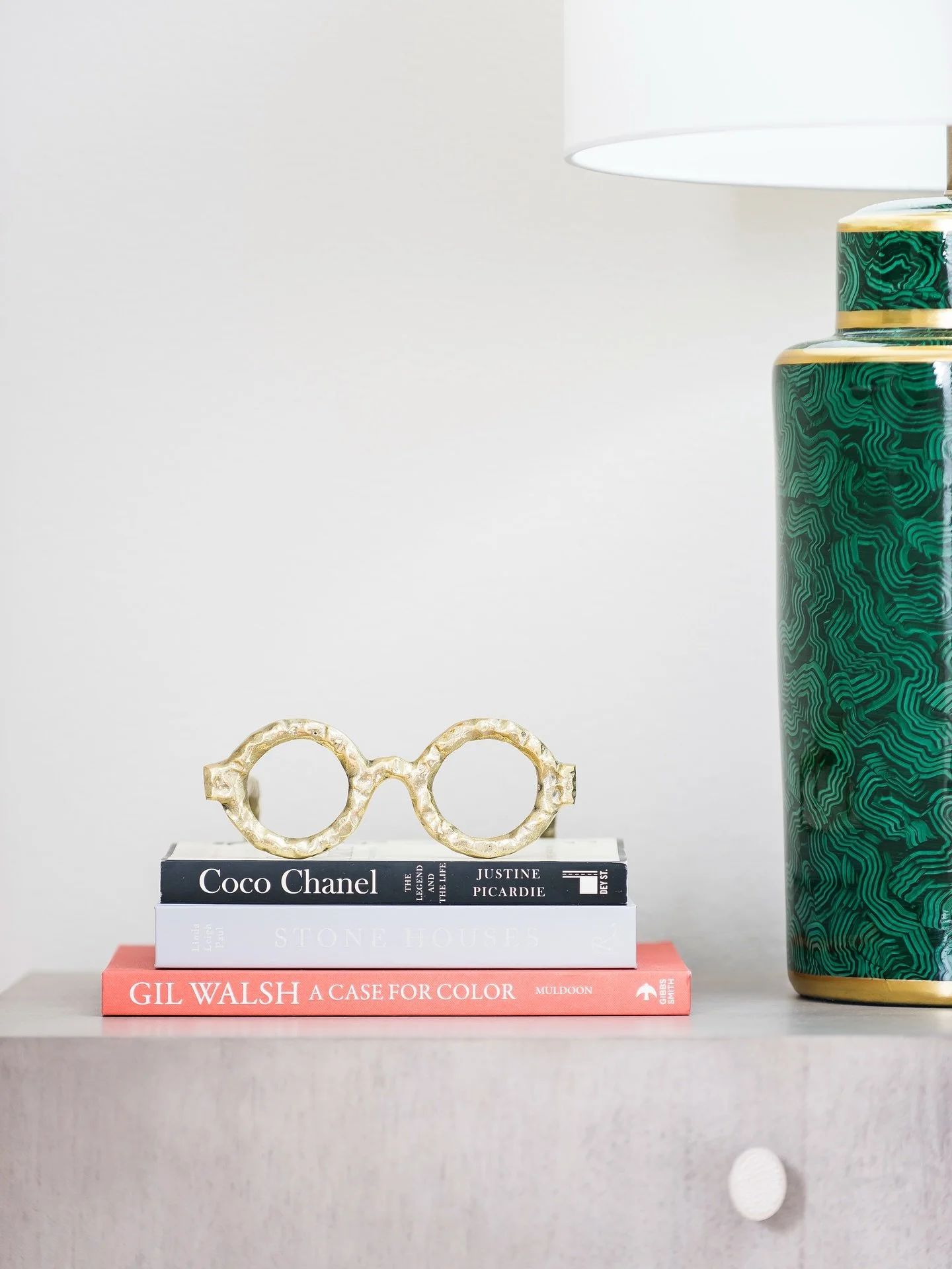 We live for a good table-lamp-book stack vignette. Because let&rsquo;s be real&hellip; a stack of books can either scream &ldquo;I panicked at HomeGoods 😅&rdquo; or whisper &ldquo;this space was curated for you.&rdquo; At ACI&hellip;

❌We don&rsquo;