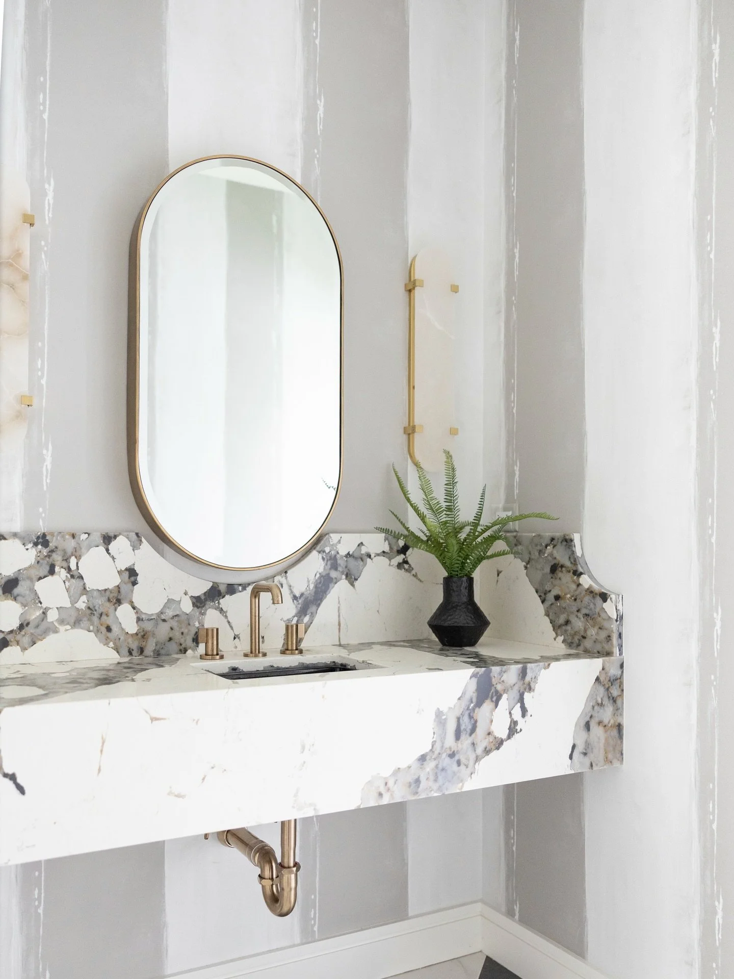 Swipe through because, yes&hellip; we had to run it back.

When a space is this good, you don&rsquo;t just pass by&hellip; you style it again, give it a smize, and get her ready for her close-up. ✨

There&rsquo;s something about the textures, the lay