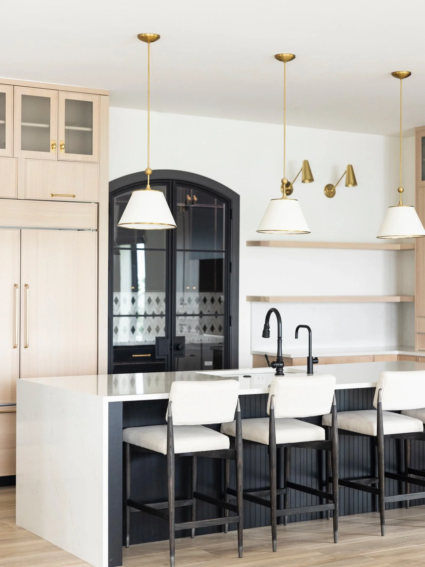 Headed back to our #ACIxNSB project today to lock in the window treatments ✨ But until then&hellip; this kitchen understood the assignment and earned its spot on the feed.

Because when the light is right, the details are dialed, and the vibe is vibi