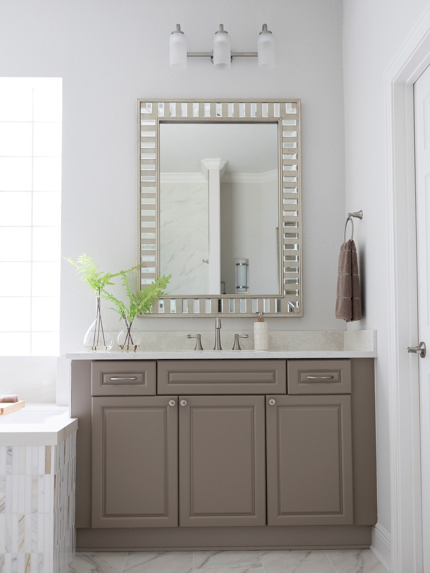 Soft neutrals, sculptural tile, and light that actually loves you back. ✨

A reminder that luxury isn&rsquo;t loud&hellip; it&rsquo;s layered and intentional and&hellip; quietly confident. From the glass block glow to the spa-level tub moment, every 