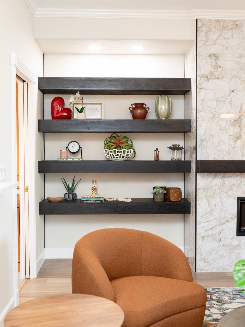 If Florida winters keep auditioning for a Hallmark movie&hellip; we&rsquo;re officially giving fireplaces main character energy. 🔥 But when fireplace design looks like this, we wanted it all year long anyway.

In a climate like ours, a fireplace isn