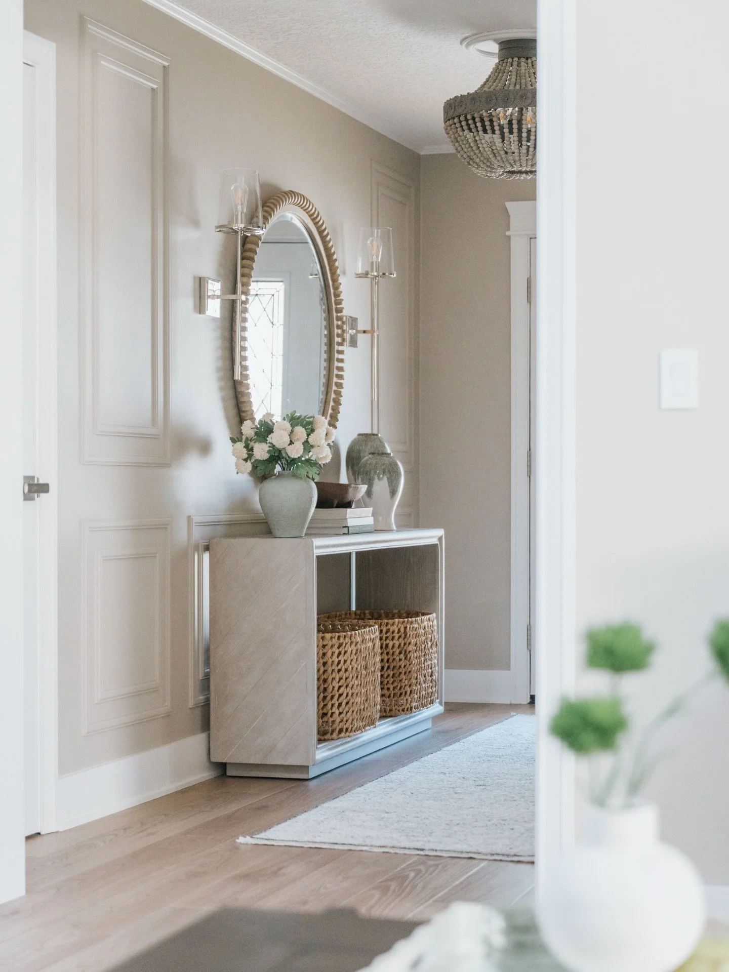 Dreams are made of first impressions like this ✨

This front foyer at our #ACIxSWEETWATER project may be &ldquo;small but mighty,&rdquo; but every detail was intentional. Soft architectural molding, layered neutrals, warm wood tones, and a statement 