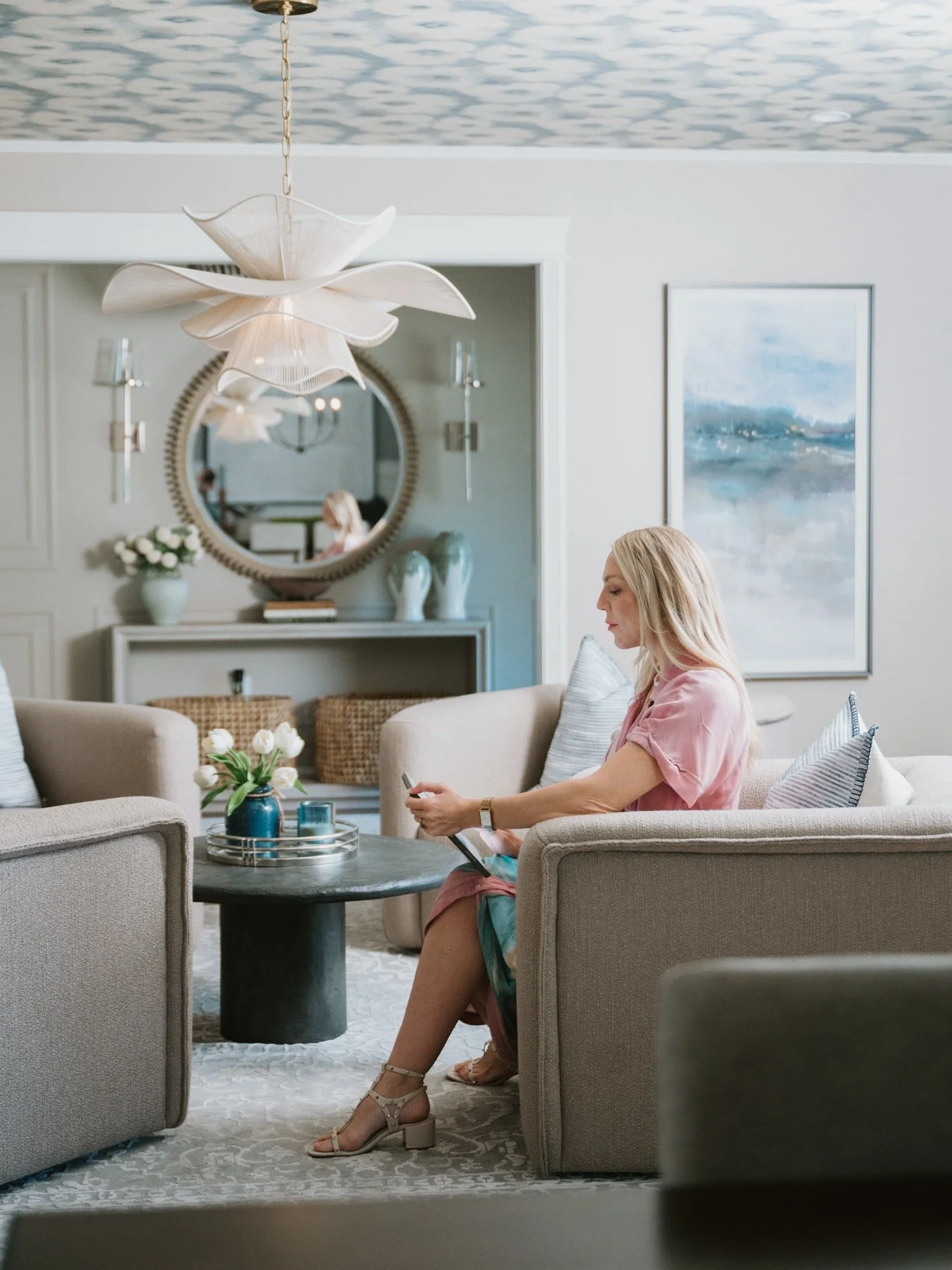 Not gatekeeping this one&hellip; we&rsquo;re giving you the full reveal of this light + layered lounge space 🤍

Our #ACIxSWEETWATER remodel wrapped earlier this year, and she&rsquo;s that girl 👏🏼 layered, intentional, and just the right amount of 