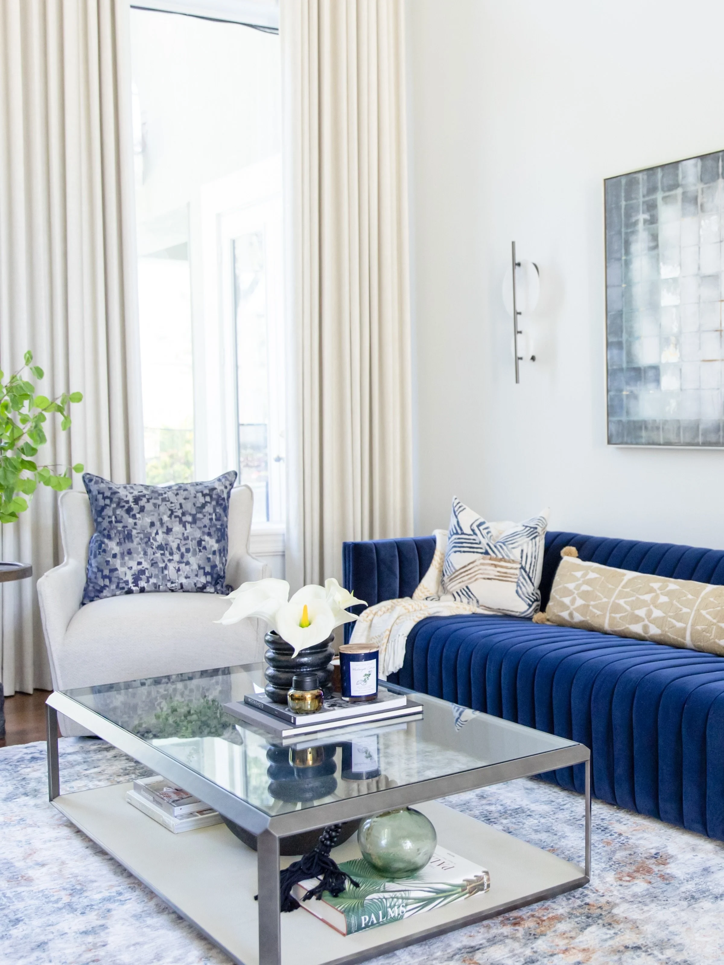 There is something especially rewarding about uncovering the potential within a room that has always been beautiful, yet never quite lived up to its promise.

This #ACIxALAQUALAKES formal living room possessed all the ingredients for greatness. Drama