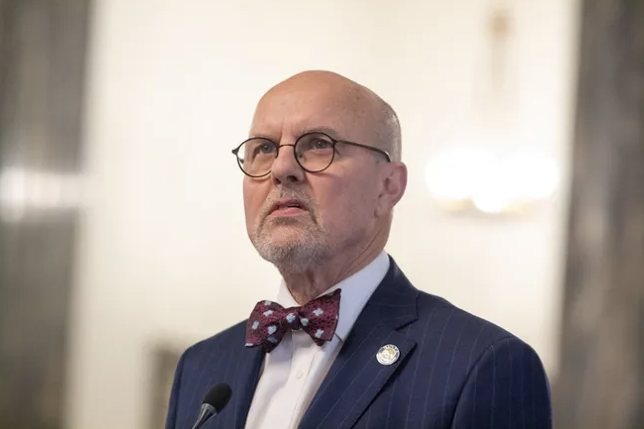 Illinois lawmakers looking to lower prescription drug costs, but not everyone is on board