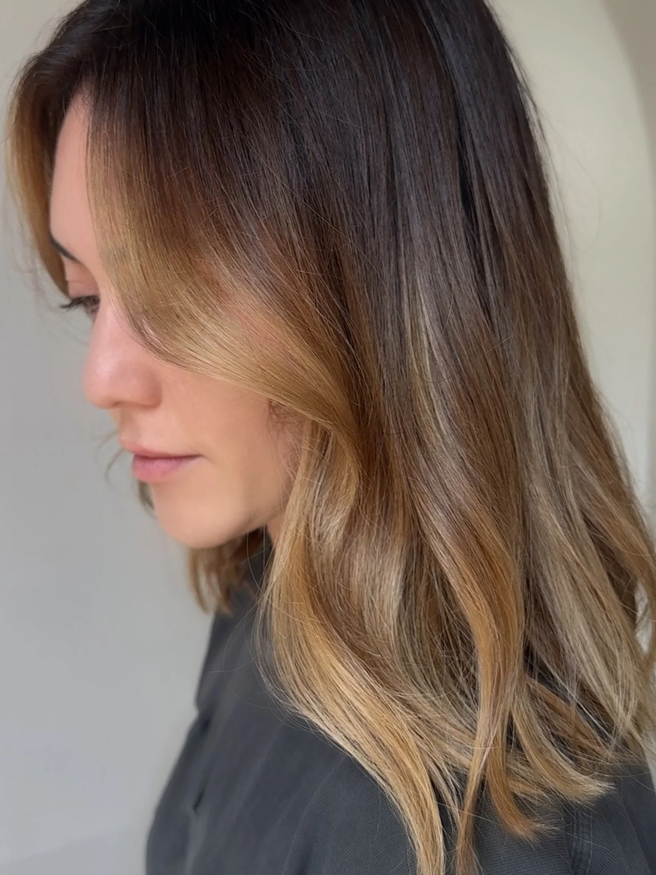 Removing old tint and leaning into a deeper bronde moment. 🖤 Swipe for before &gt;&gt;&gt;

Alternated pl and 20vol
Shadows 7nw 6n 6gi 
w/ tip outs in between 30 vol

Glossed

Roots 6n 7nw 
Mids 8nw 8gb
Ends 8gb 9n 

#colorcorrection #bronde #fallha