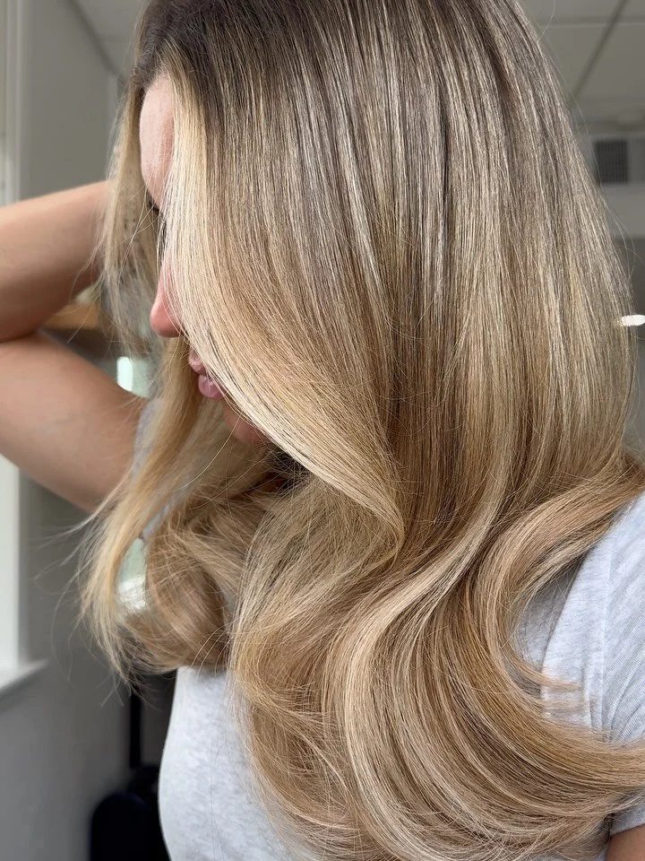 The definition of bombshell hair 

Shadow light 8gb 7n
Glossed 7m roots - stretched - ends 9gb 9n 

#austinblondespecialist #austinbalayagespecialist #austinbesthair #mikkiauldhair