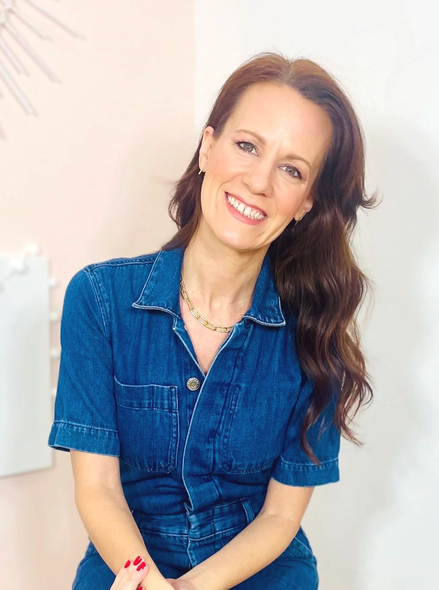 Angela Evans Professional Organizer and Owner of A Neat Day In Home Professional Decluttering and Organizing Services in the Greater Seattle Area including Lynnwood, Edmonds, Bothell, Woodinville, Snohomish, Shoreline, and Whidbey Island