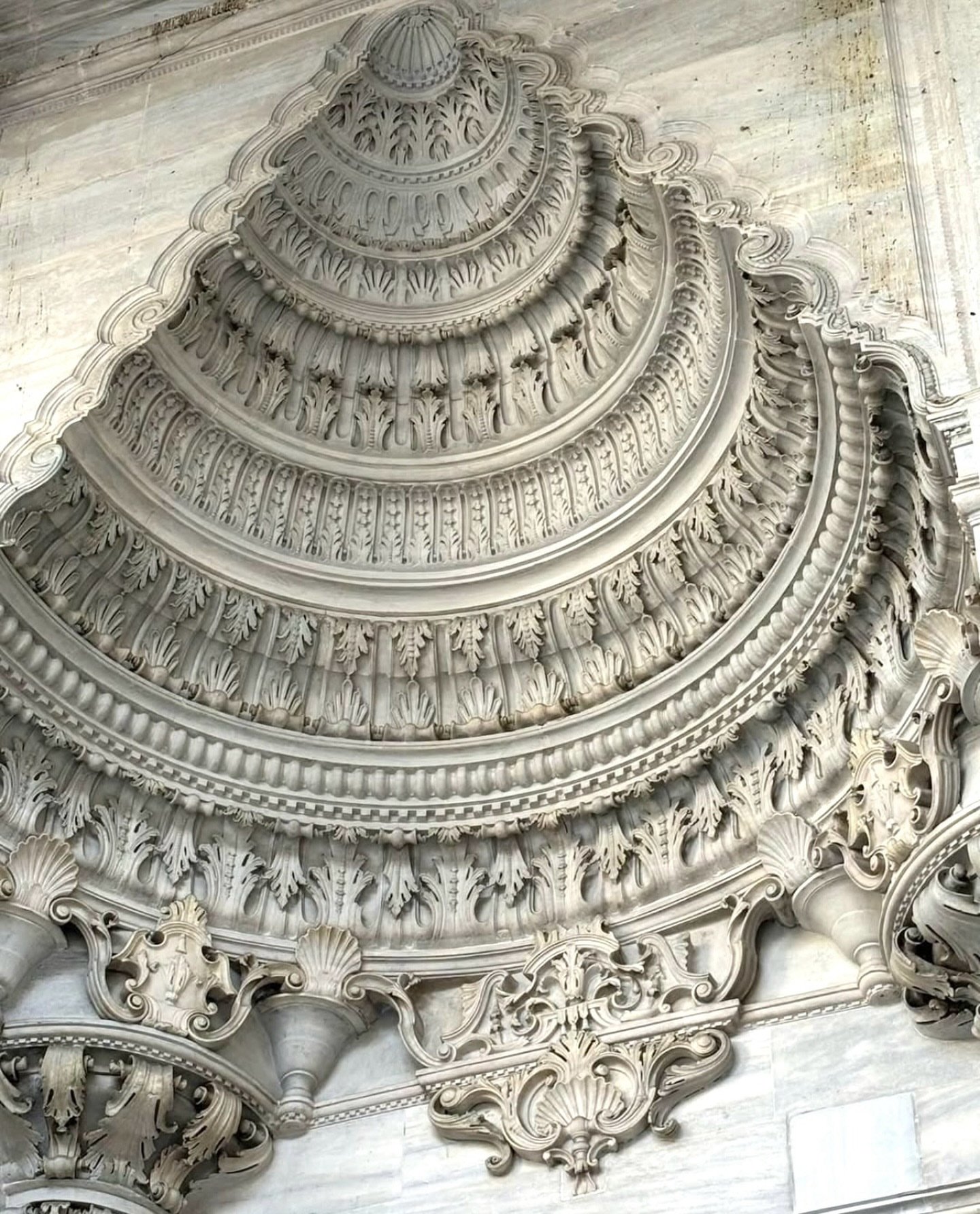 Lace-like patterns carved into stone. A detail from Istanbul&rsquo;s breathtaking Nurosmaniye Mosque, 1755.⁠
⁠
RG @architecturehub_ via @sophieroet⁠
⁠
#istanbul #istanbularchitecture #istanbulphotography #turkisharchitecture