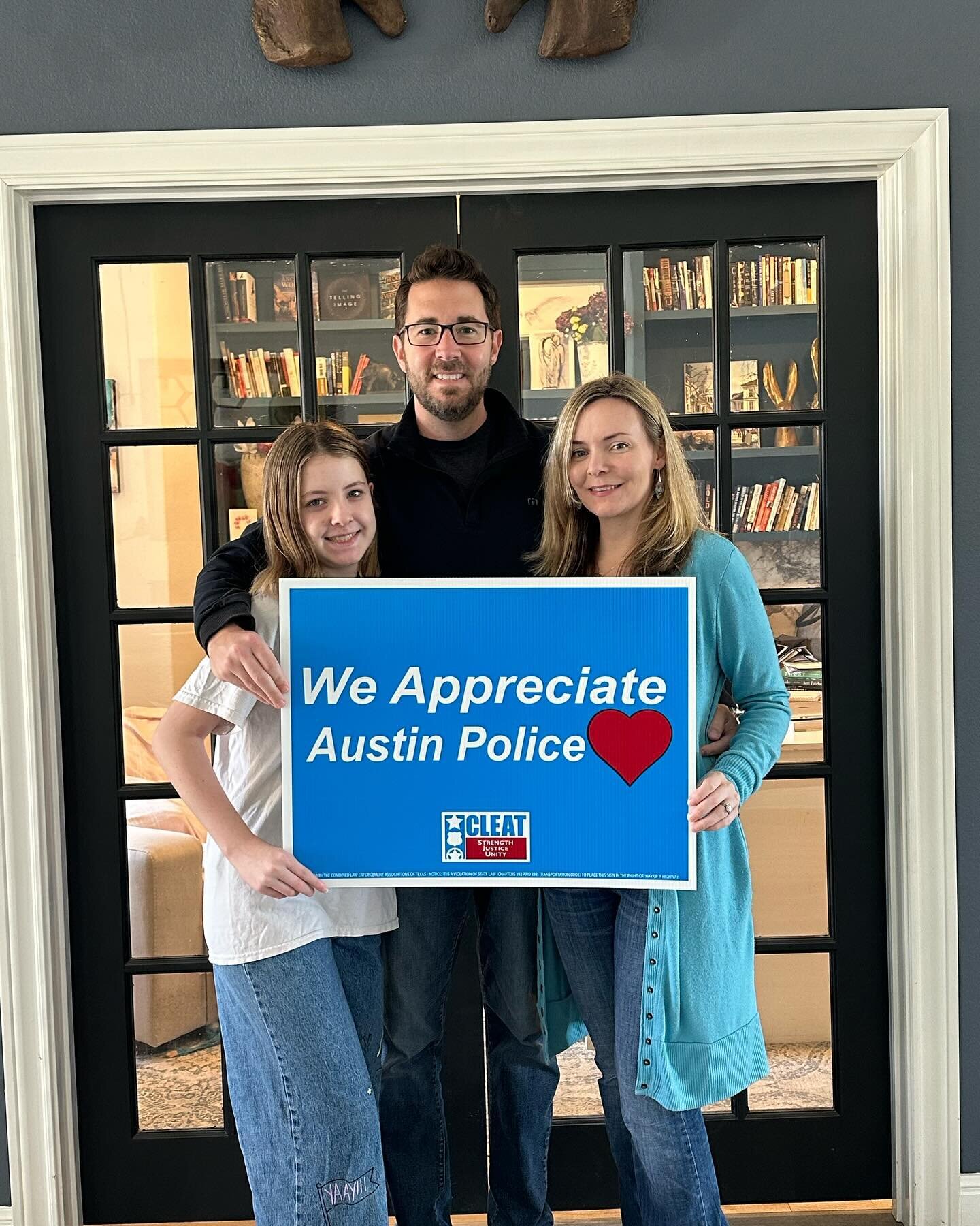 Dr Scott and his family appreciate and support the Austin police, and all men and women in uniform throughout Texas. 

#Austin #support #texas @cleat_tx