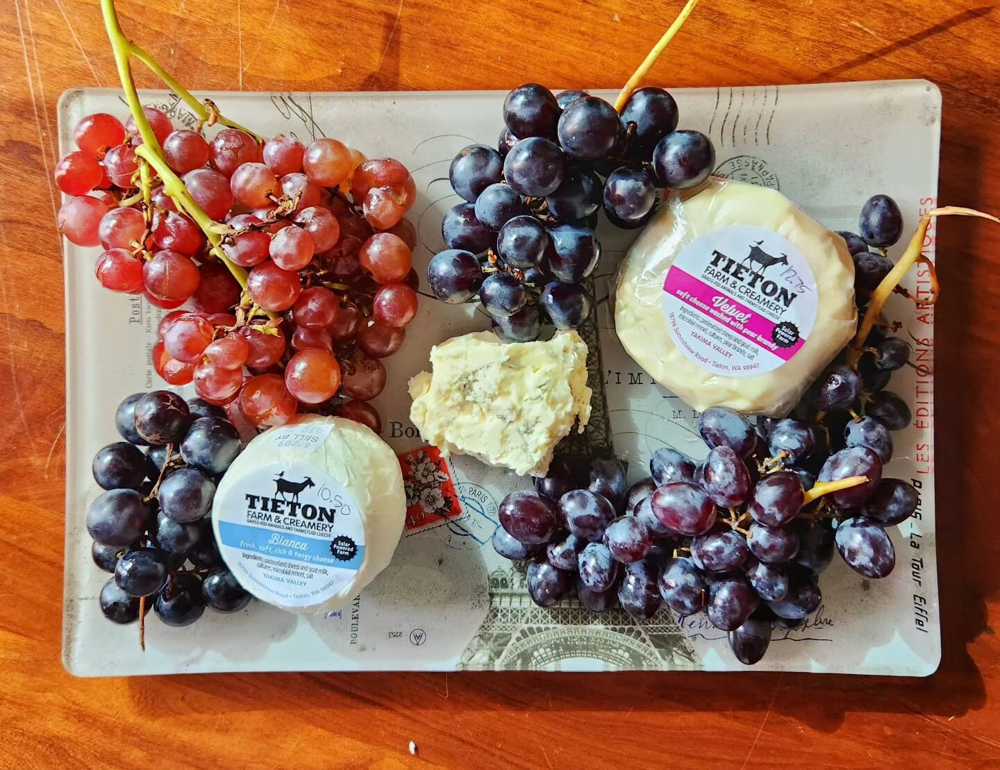 Now this is what I call perfection! Three kinfs of f grapes #canalesfarm from Manny and two great cheeses.from #tietoncreamery . Oregon blue from #roguecreamery .

#eatsustainably #eatlocal #eattherainbow #universitydistrictfarmersmarket #eattheseaso