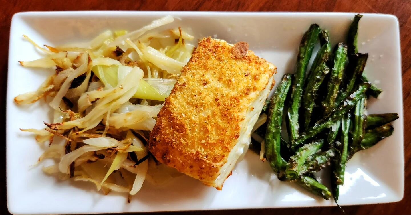 This is one of my first full meals made in an air fryer. I have the Ninja two compartment one. Parmesan crusted halibut @kirsopfarm leeks and fennel and @alvarezorganicfarms beans. Worked out really well.
#eatlocal #eatsustainably #eattheseason #univ