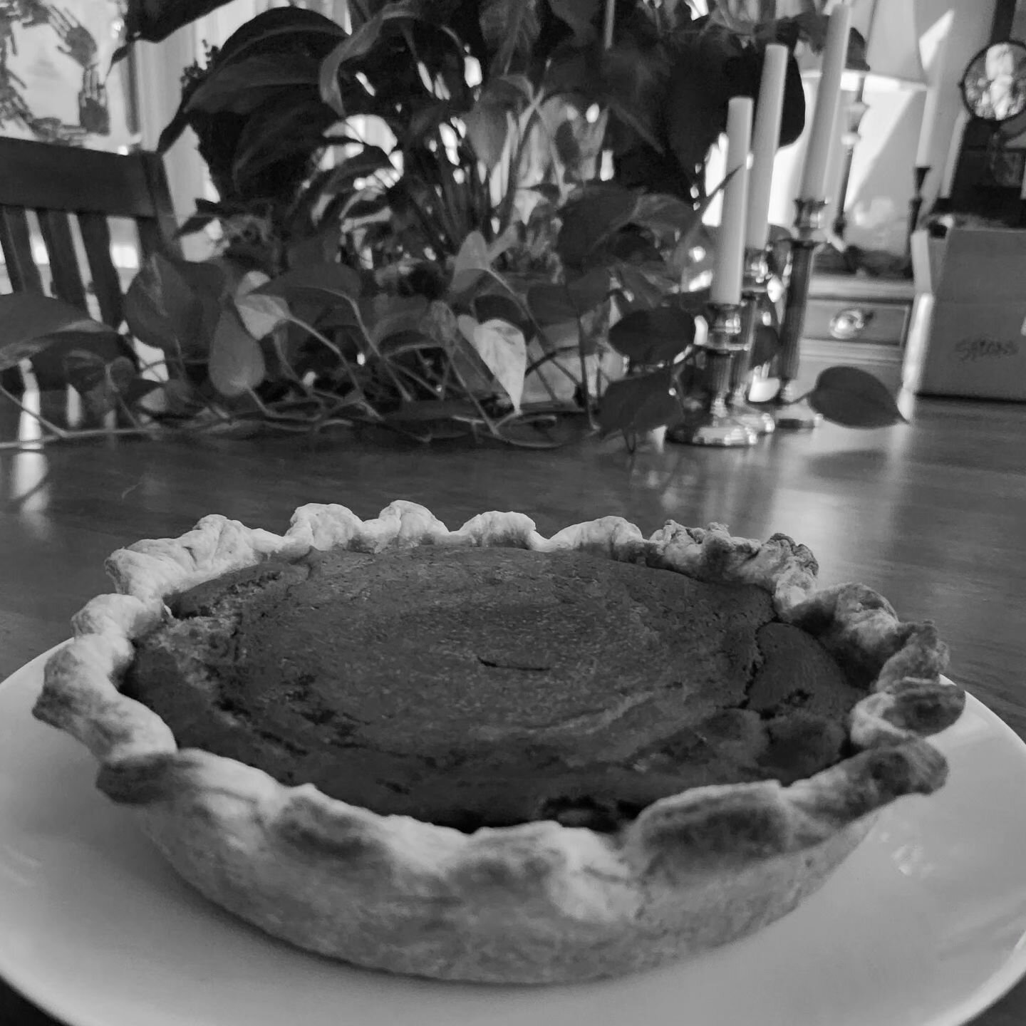 My friend Kate McDermott  #artofthepie says that one of the ways to judge a good  pie is whether or not you van lift the whole pie from the pie plate. Success!!! This is my pumpkin pie.  Piece by piece farm squash. Amazing!
#Thanksgiving #eatsustaina