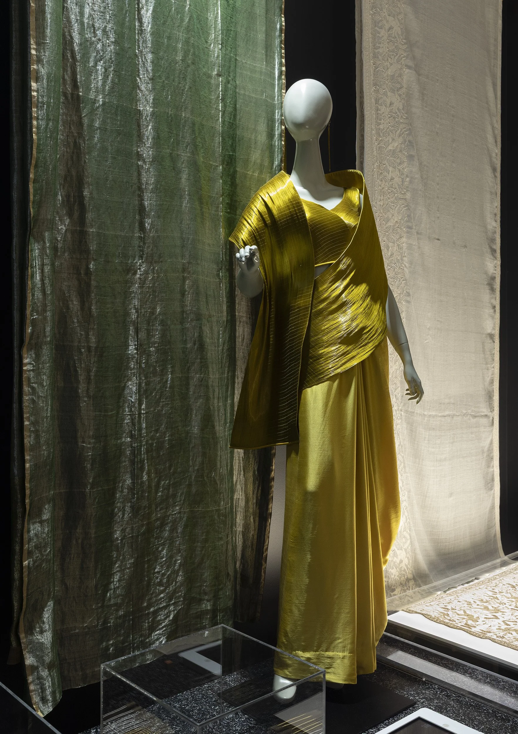 studio-peter-king-Bunjil_Offbeat-Sari_23.jpg