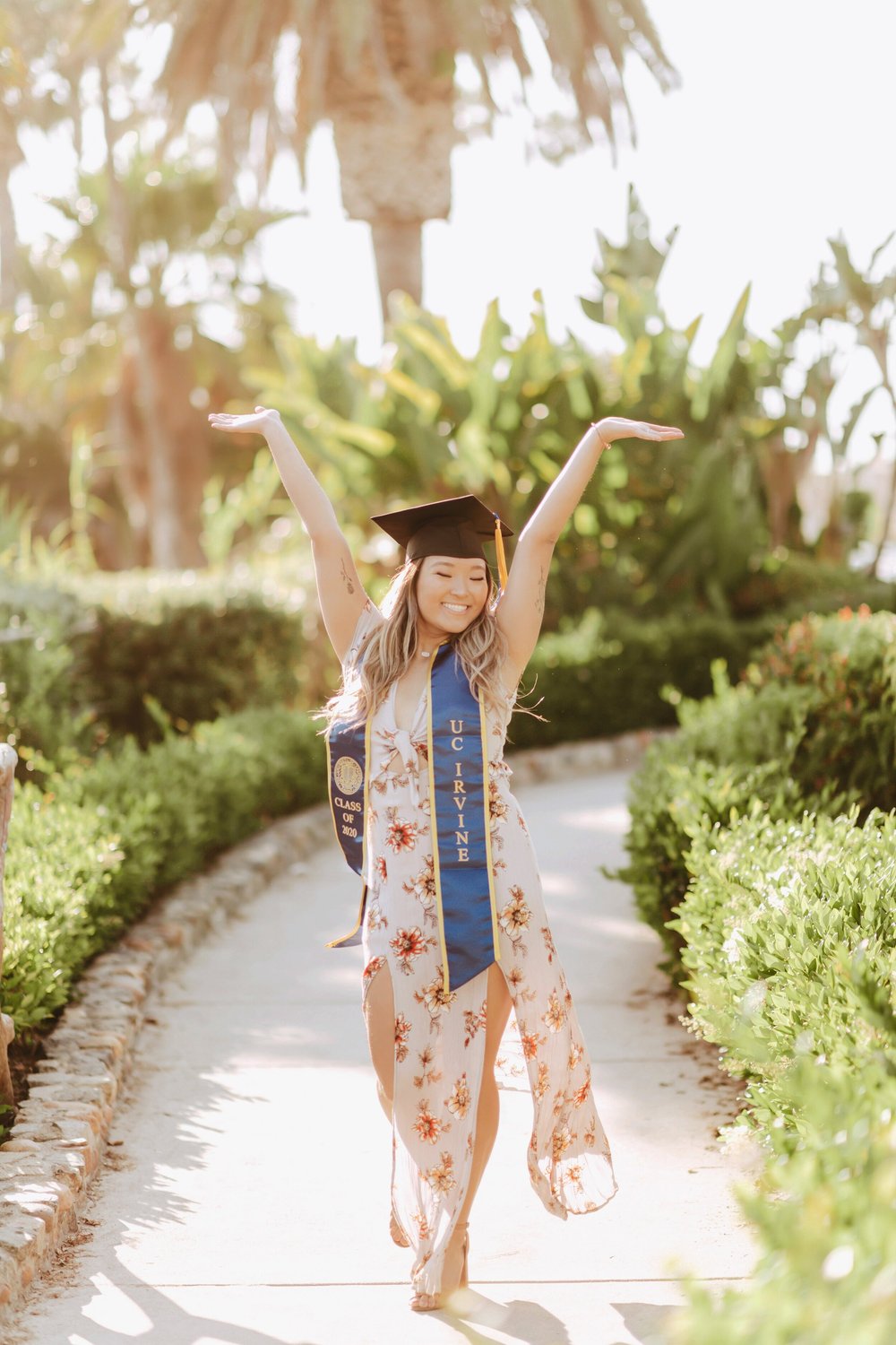  what to wear for senior pictures dress and graduation cap 