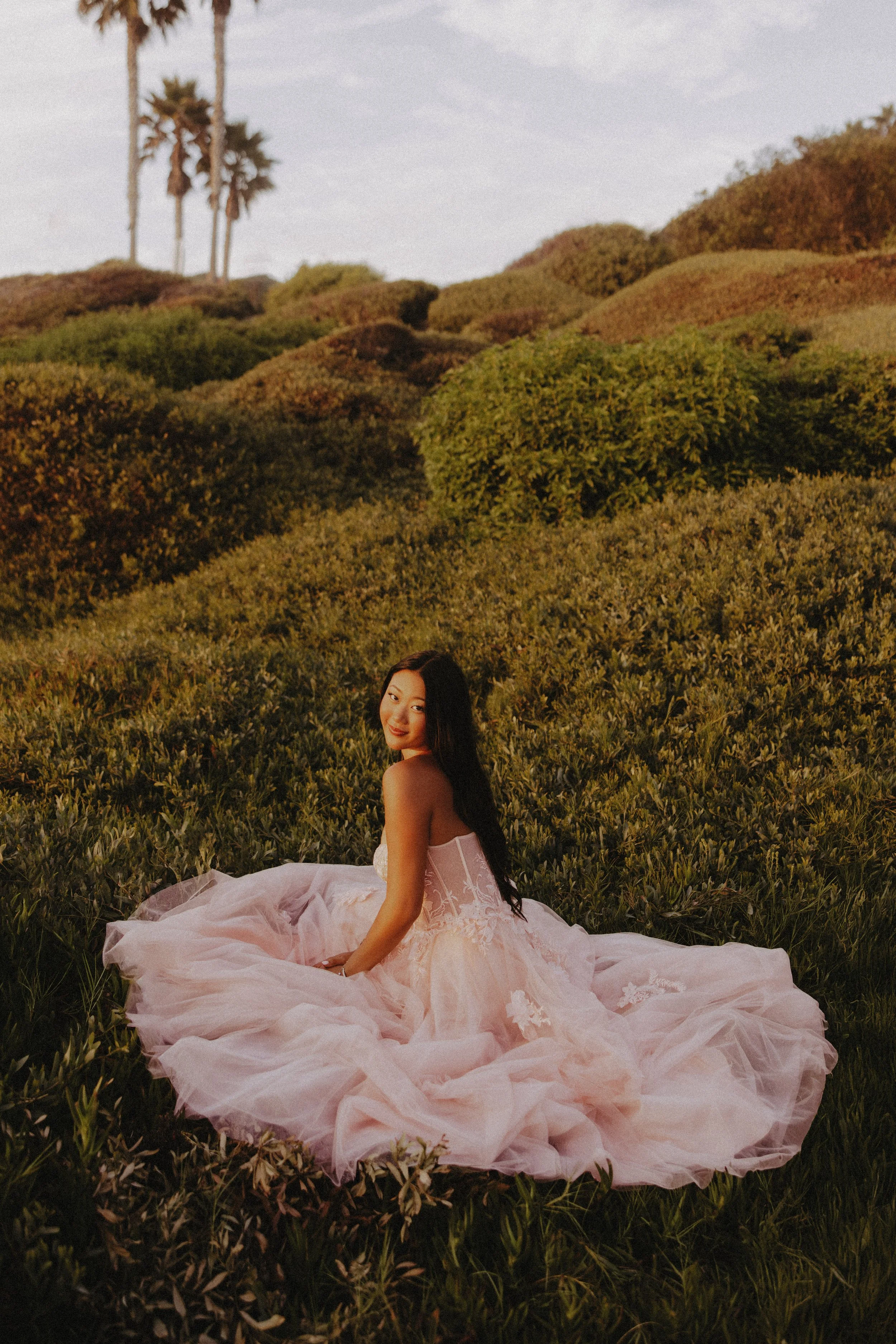  creative senior photo ideas in a field 