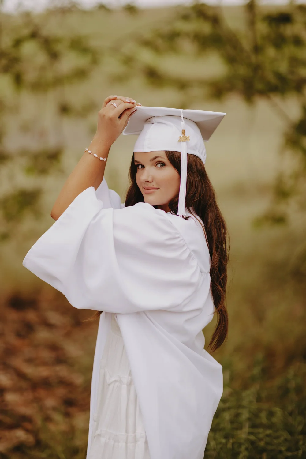  white cap and gown senior pictures 