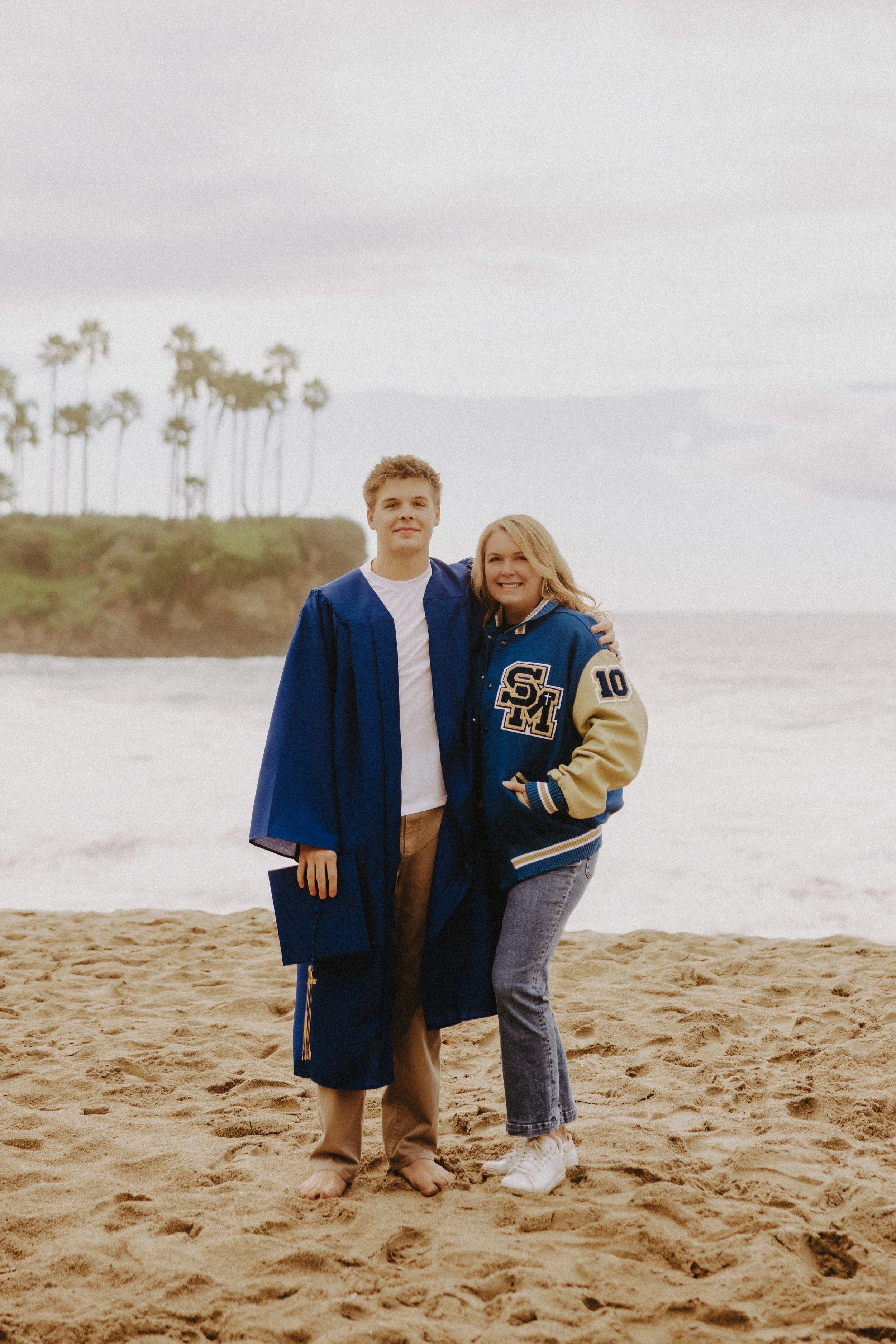  guy senior picture with mom 